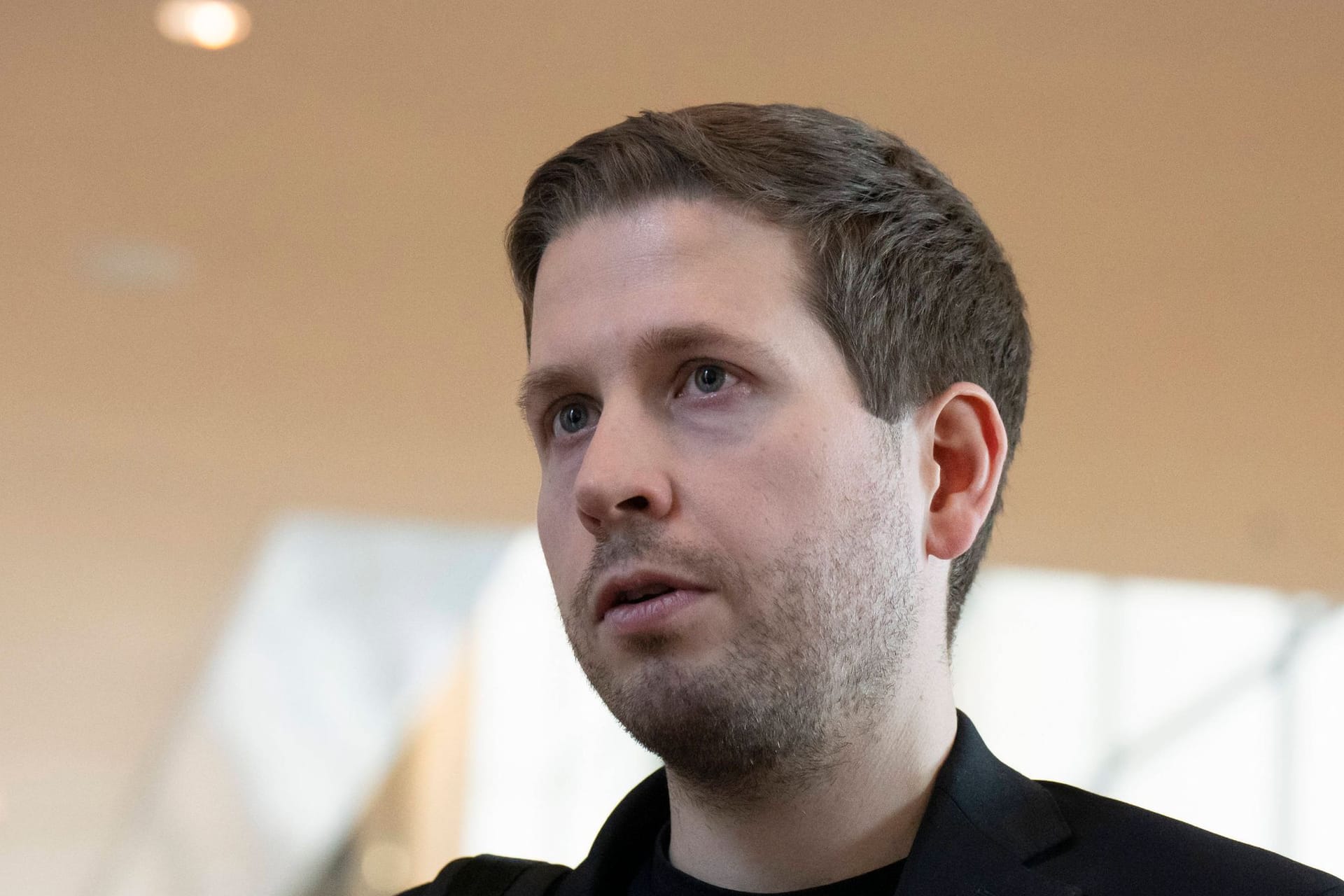 Kevin Kühnert im Bundestag. Der ehemalige SPD-Generalsekretär will eine Rückkehr in die Politik nicht ausschließen. (Archivbild)