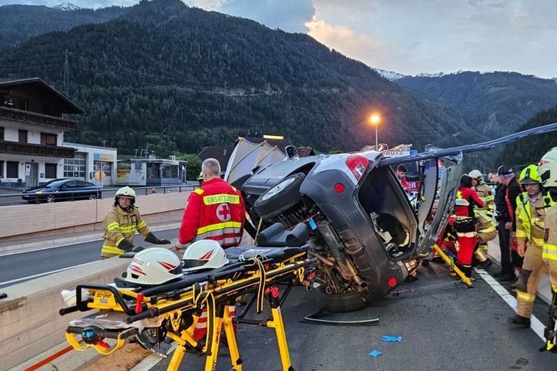 Ein alkoholisierter Autofahrer ist auf der Reschenstraße in Tirol verunglückt: Eine Eisenstange durchbohrte den Wagen.