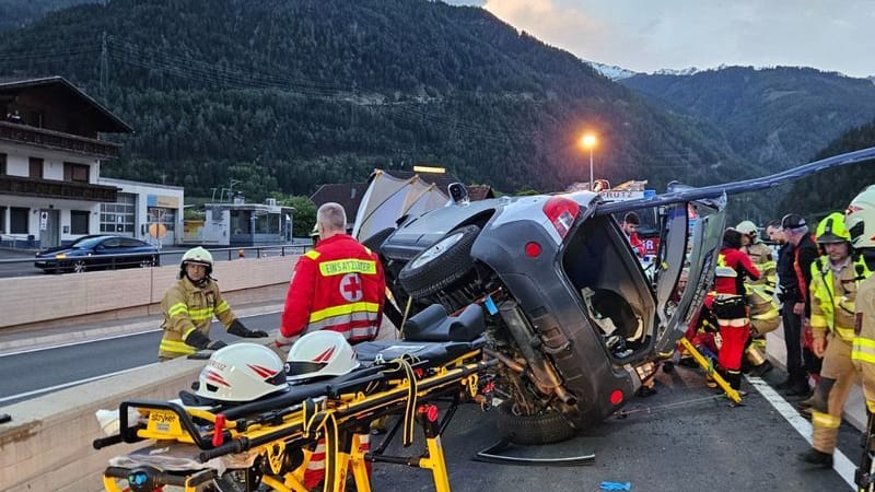 Ein alkoholisierter Autofahrer ist auf der Reschenstraße in Tirol verunglückt: Eine Eisenstange durchbohrte den Wagen.
