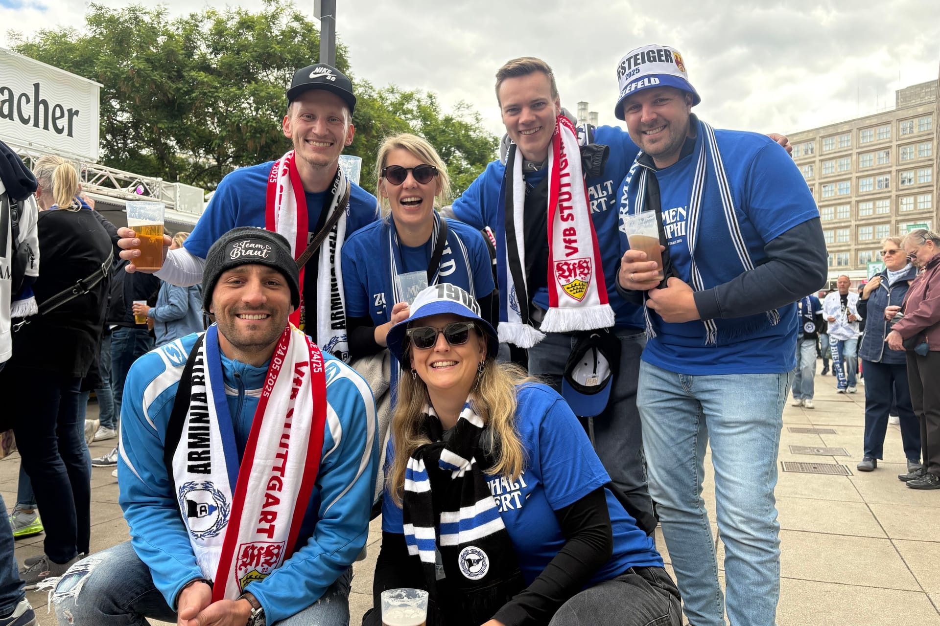 Am Alexanderplatz: Leon Melzig, Birte Ebert, Tim Aufderheide, Malte Wiegmann, Lukas Lümkemann und Charlotte Wiegmann wollen die Arminia siegen sehen.