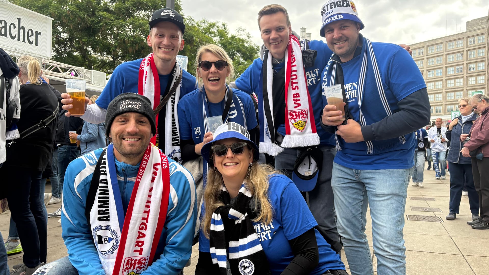 Am Alexanderplatz: Leon Melzig, Birte Ebert, Tim Aufderheide, Malte Wiegmann, Lukas Lümkemann und Charlotte Wiegmann wollen die Arminia siegen sehen. Am Alexanderplatz: Leon Melzig, Birte Ebert, Tim Aufderheide, Malte Wiegmann, Lukas Lümkemann und Charlotte Wiegmann wollen die Arminia siegen sehen.