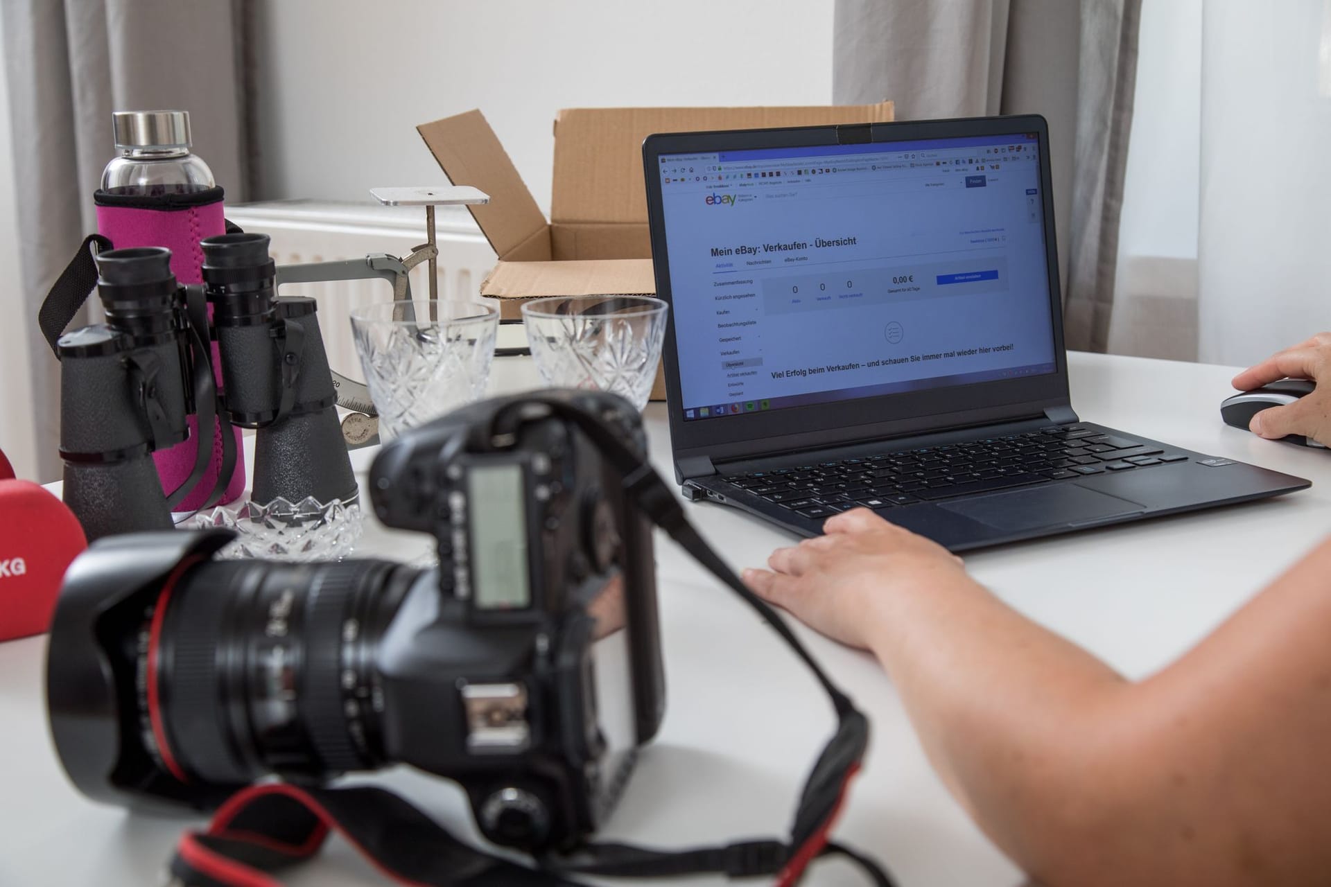 Eine Frau verkauft gebrauchte Gegenstände Online