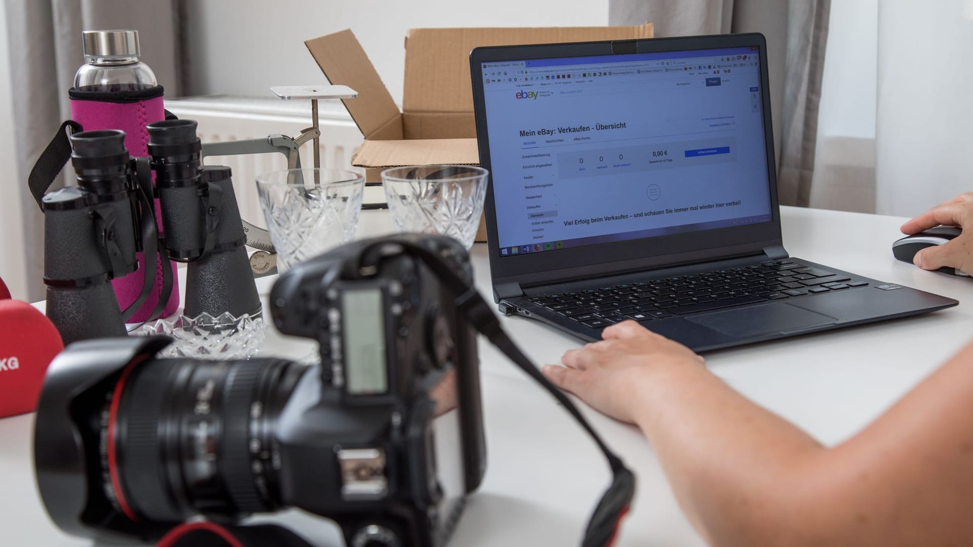 Eine Frau verkauft gebrauchte Gegenstände Online Eine Frau verkauft gebrauchte Gegenstände Online