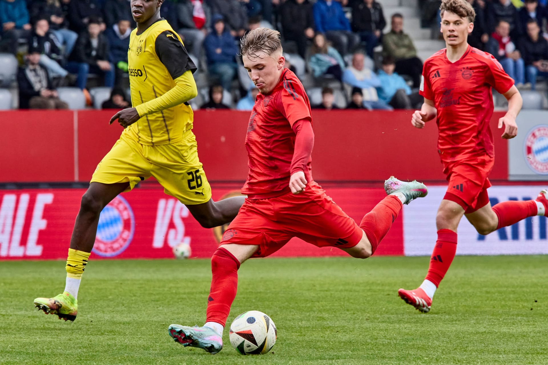 Lennart Karl: Der 17-Jährige gilt als großes Zukunftsverspechen beim FC Bayern.