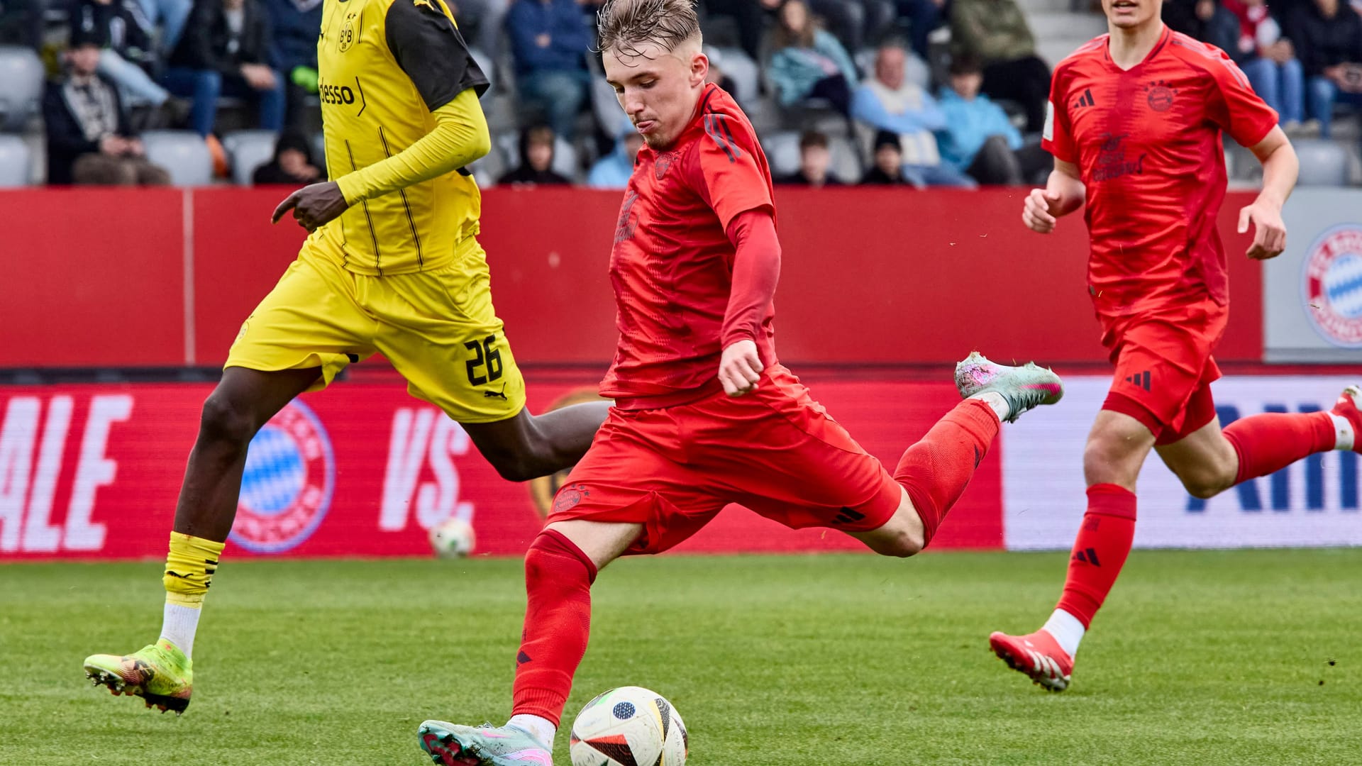 Lennart Karl: Der 17-Jährige gilt als großes Zukunftsverspechen beim FC Bayern.