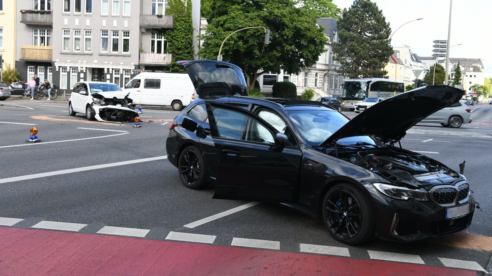 Die beiden Unfallfahrzeuge: Der Unfall ereignete sich an einer Kreuzung in Eppendorf. Die beiden Unfallfahrzeuge: Der Unfall ereignete sich an einer Kreuzung in Eppendorf.
