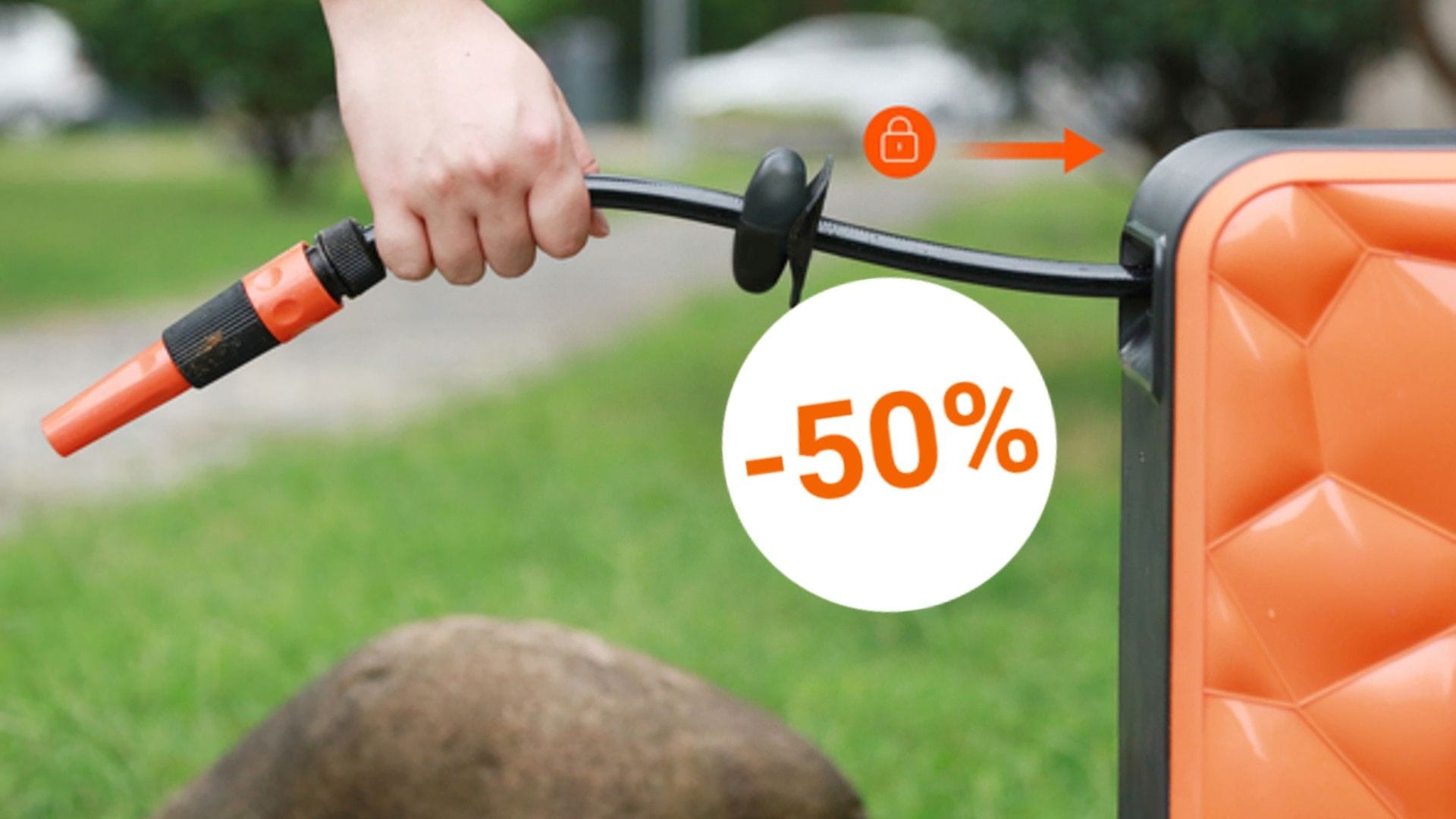 Unter 75 Euro sorgt die drehbare Boden-Schlauchbox aus dem Aldi-Onlineshop für komfortables und effizientes Bewässern.