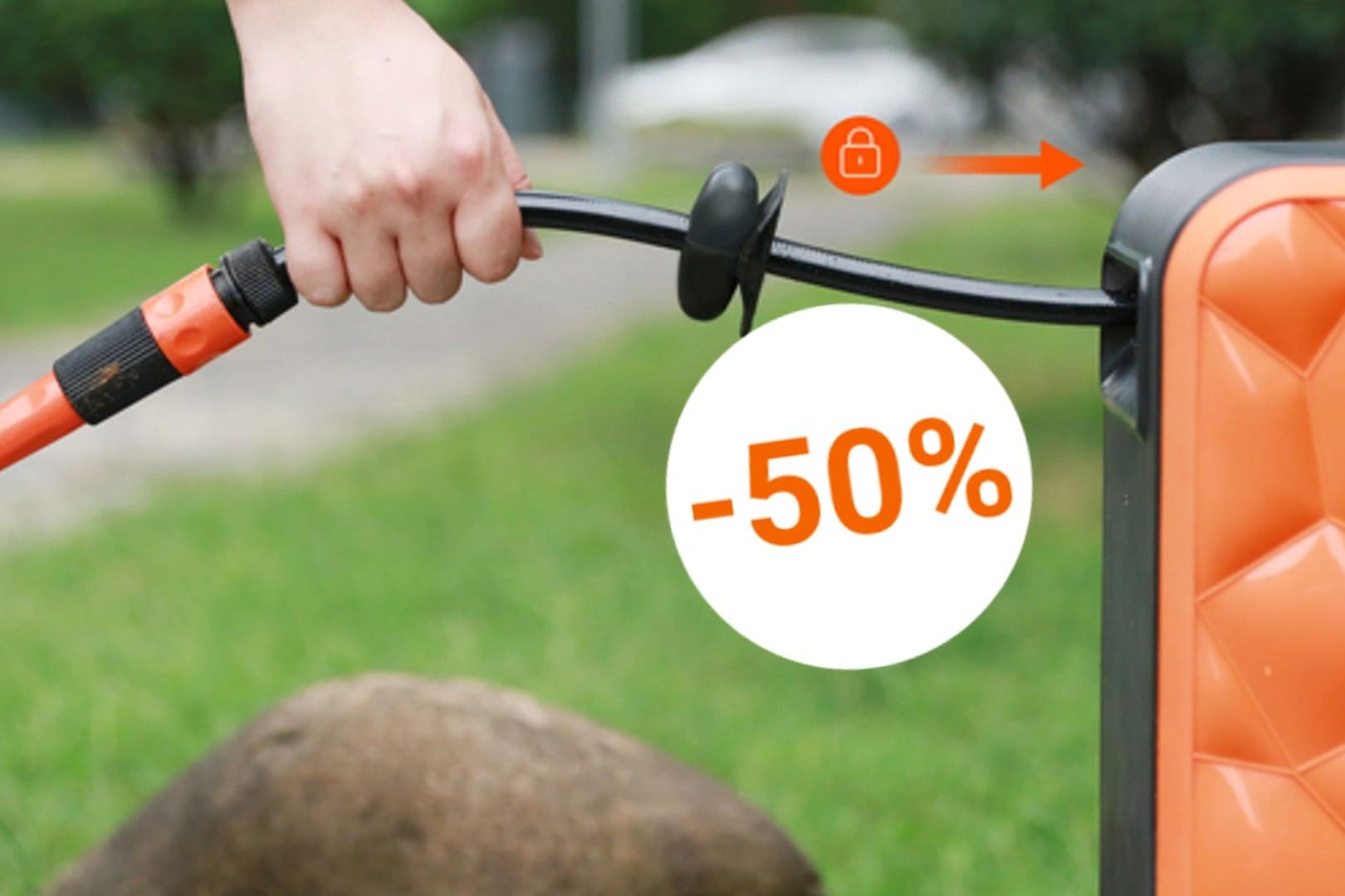 Unter 75 Euro sorgt die drehbare Boden-Schlauchbox aus dem Aldi-Onlineshop für komfortables und effizientes Bewässern.