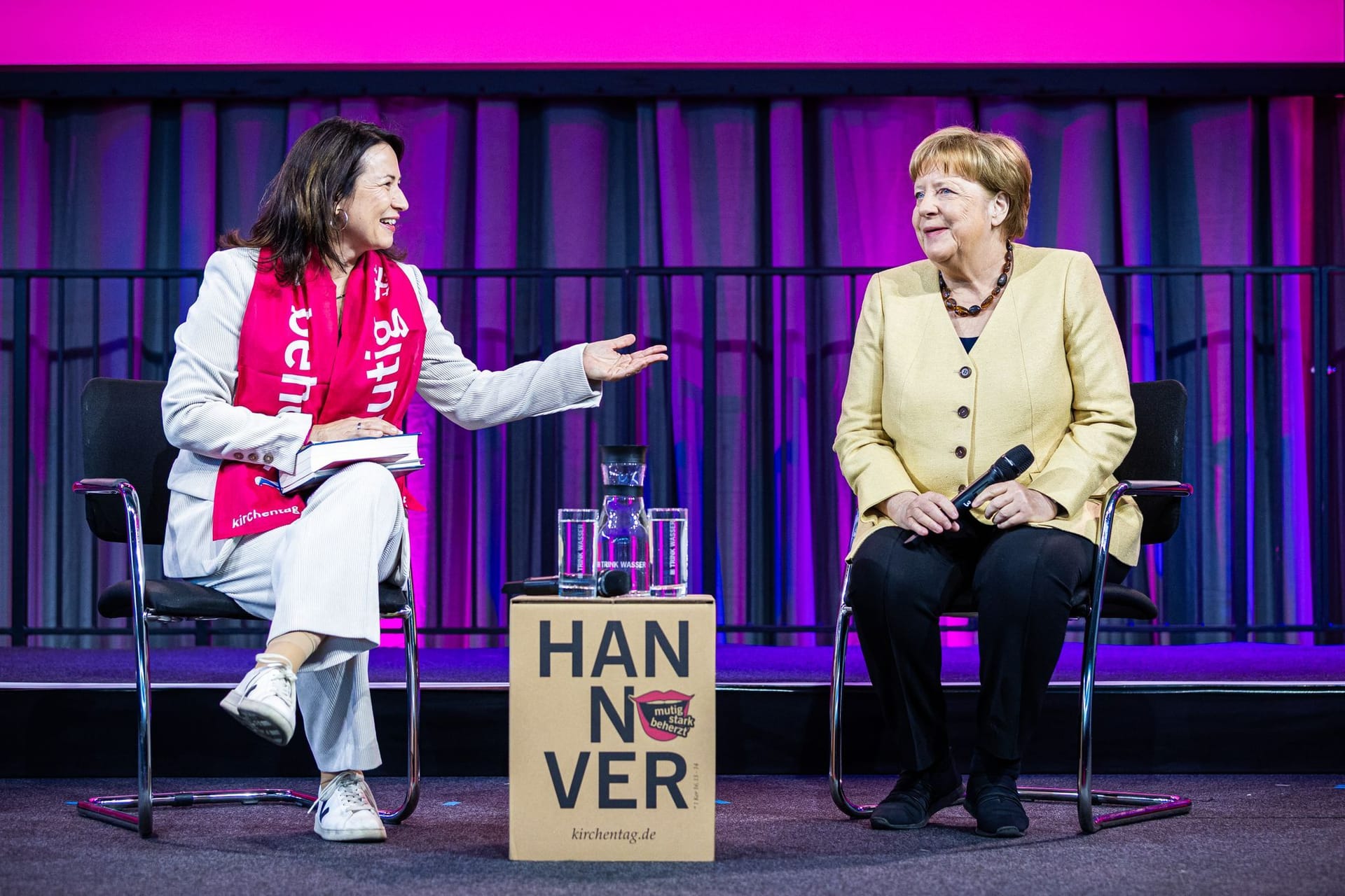 Altkanzlerin Angela Merkel (r.): Sie sprach am Donnerstag mit der Präsidentin des Evangelischen Kirchentags, Anja Siegesmund.
