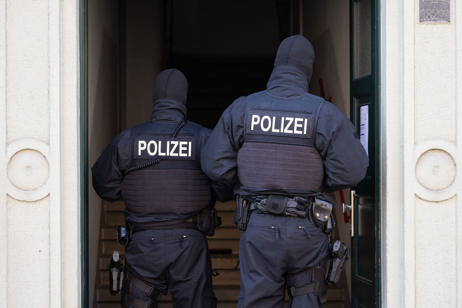 Polizisten bei einer Razzia (Archivbild): Nach dem Verbot vom "Königreich Deutschland" kommt es zu Durchsuchungen in Sachsen.