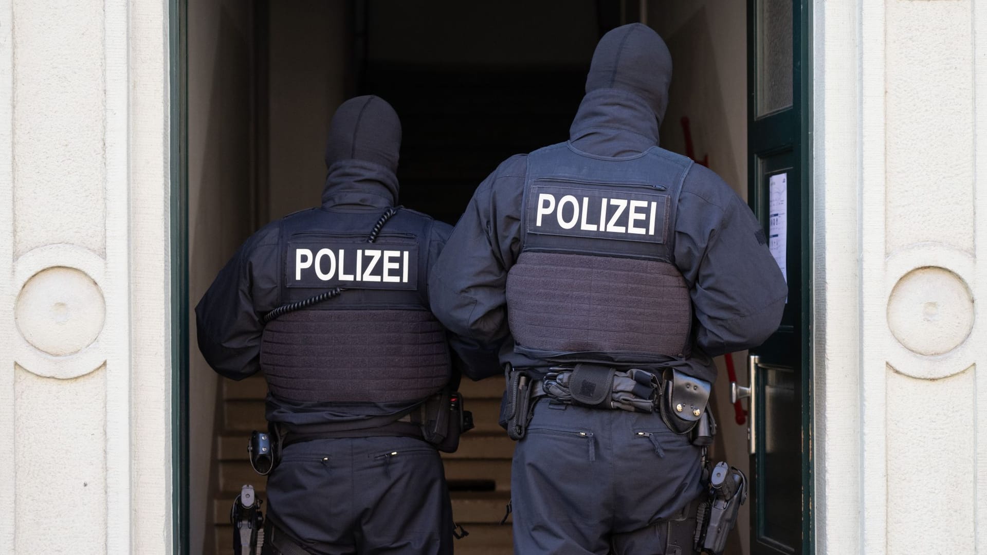 Polizisten bei einer Razzia (Archivbild): Nach dem Verbot vom "Königreich Deutschland" kommt es zu Durchsuchungen in Sachsen.