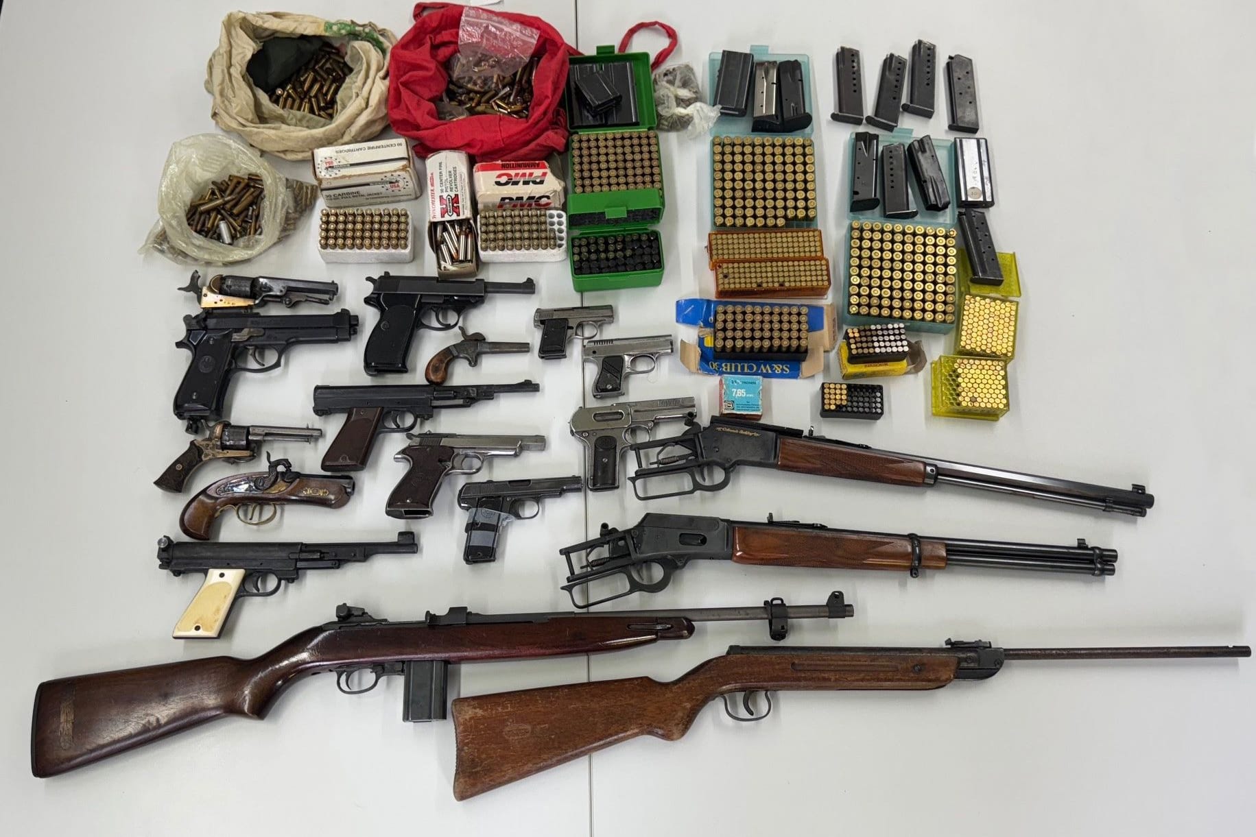Ein ganzes Arsenal: Unter anderem in Essen entdeckte die Polizei zahlreiche Waffen.