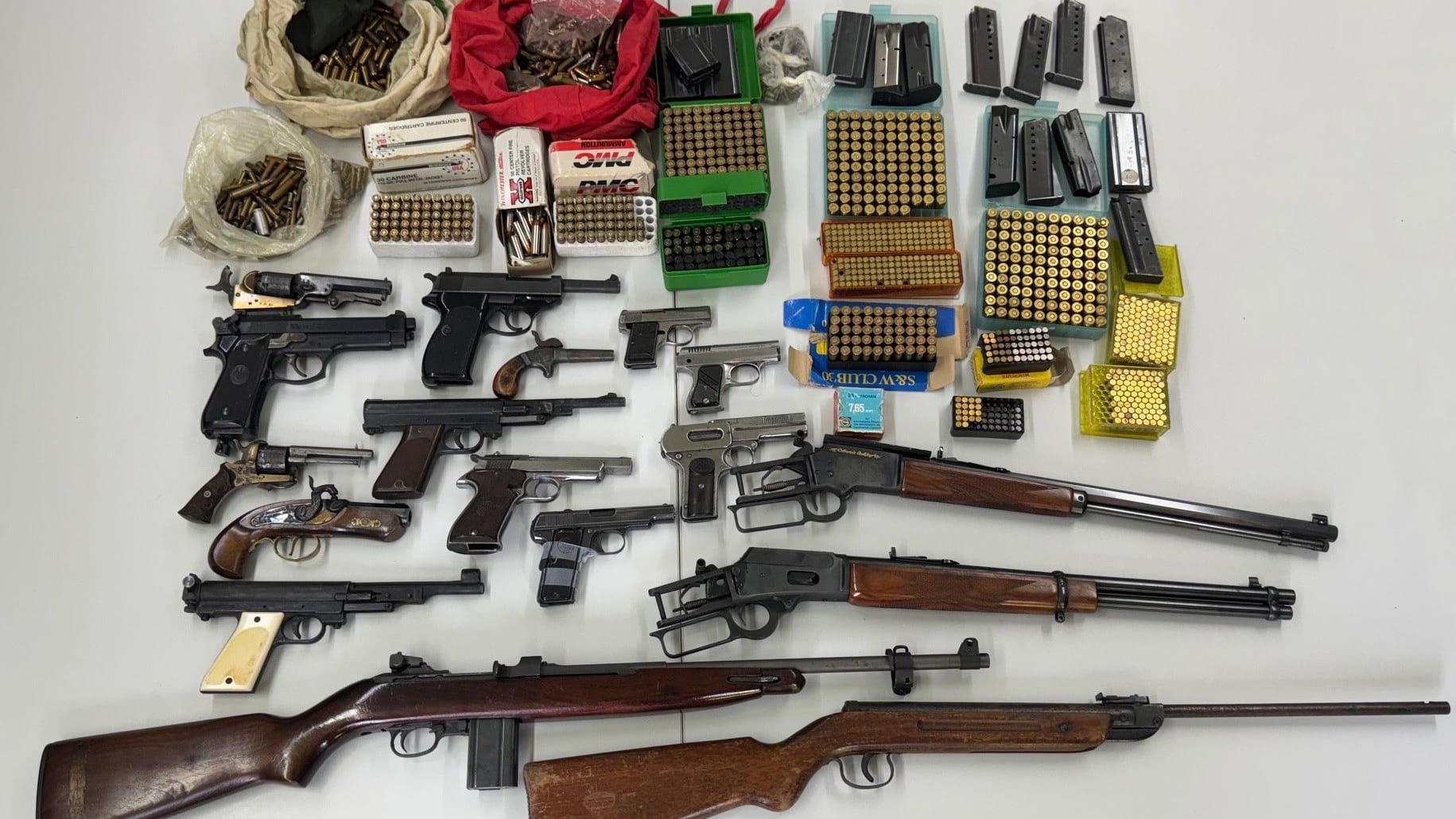 Ein ganzes Arsenal: Unter anderem in Essen entdeckte die Polizei zahlreiche Waffen. Ein ganzes Arsenal: Unter anderem in Essen entdeckte die Polizei zahlreiche Waffen.