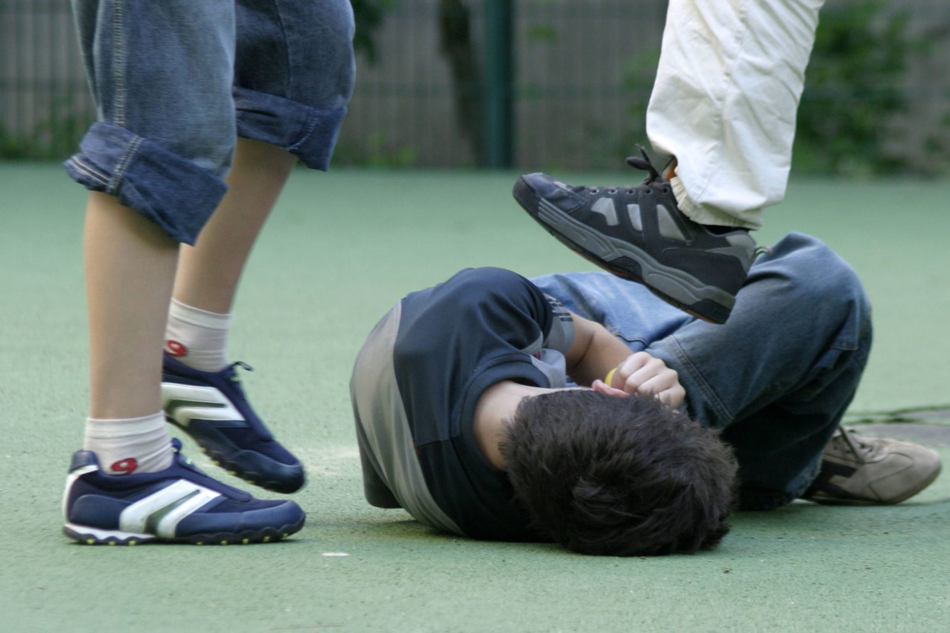 Gewalt unter Jugendlichen (Symbolbild): Ein Kriminologe erklärt, warum Gewalttäter in Deutschland immer jünger werden.