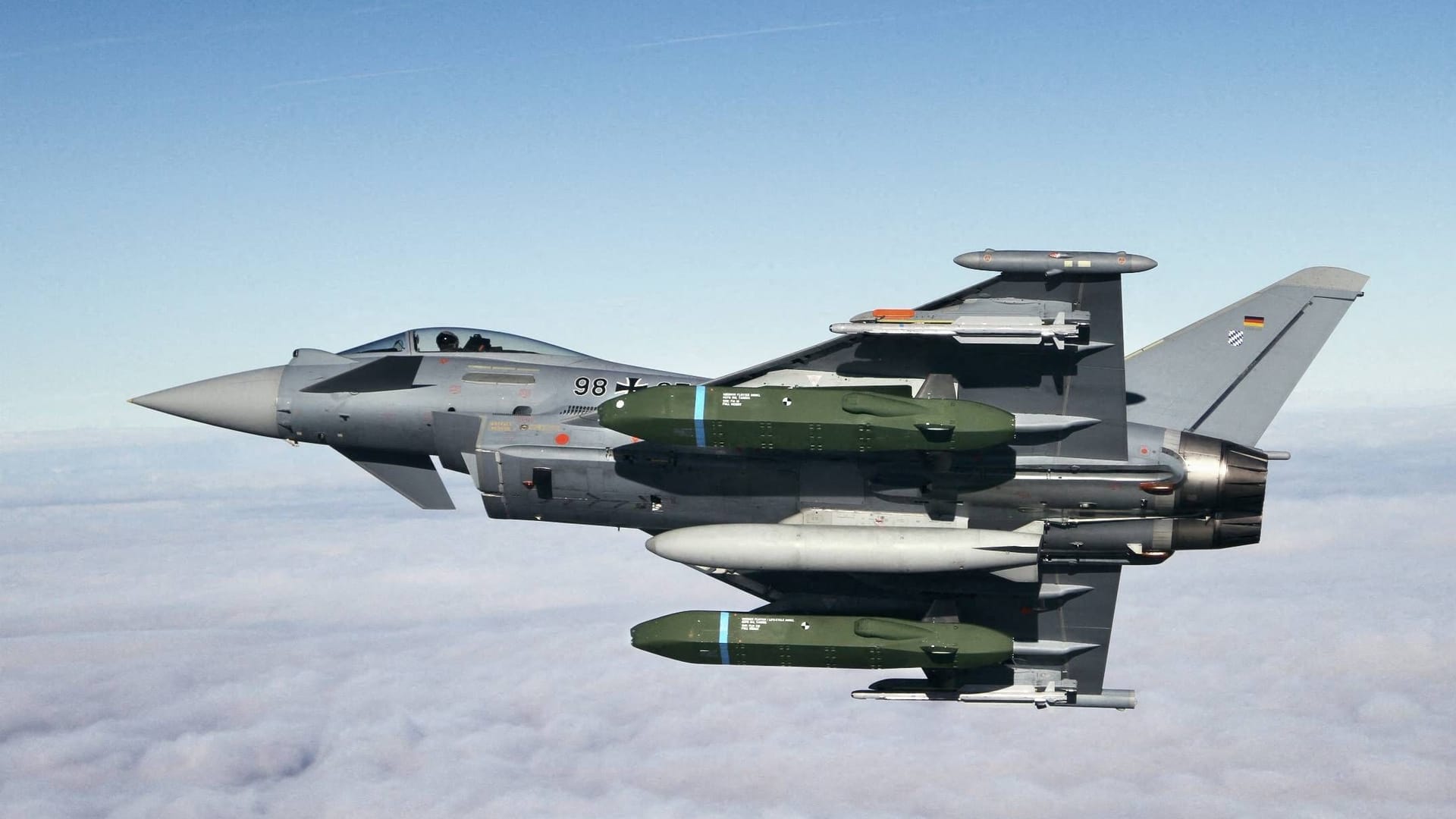 Ein Eurofighter Typhoon ausgestattet mit Taurus-Marschflugkörpern (Symbolbild): Im Gegensatz zu seinem Vorgänger schließt Bundeskanzler Merz nicht aus, die Langstreckenwaffe an die Ukraine zu liefern.