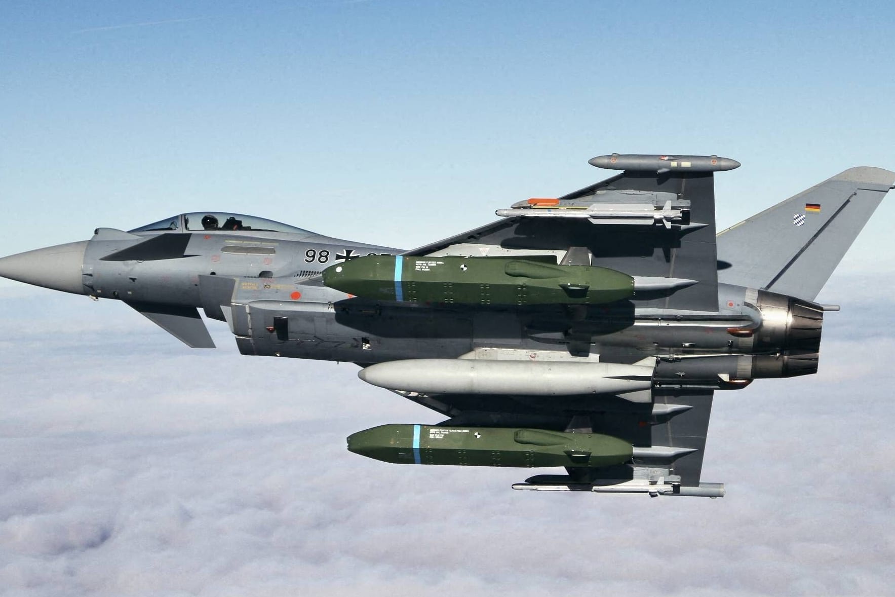 Ein Eurofighter Typhoon ausgestattet mit Taurus-Marschflugkörpern (Symbolbild): Im Gegensatz zu seinem Vorgänger schließt Bundeskanzler Merz nicht aus, die Langstreckenwaffe an die Ukraine zu liefern.