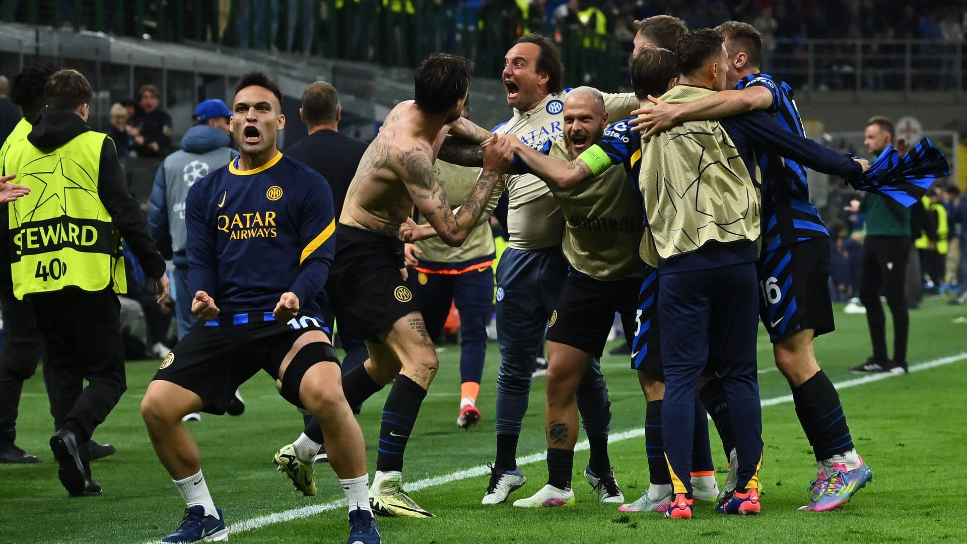 Inter Mailand feiert den späten Ausgleich zum 3:3 durch Francesco Acerbi.