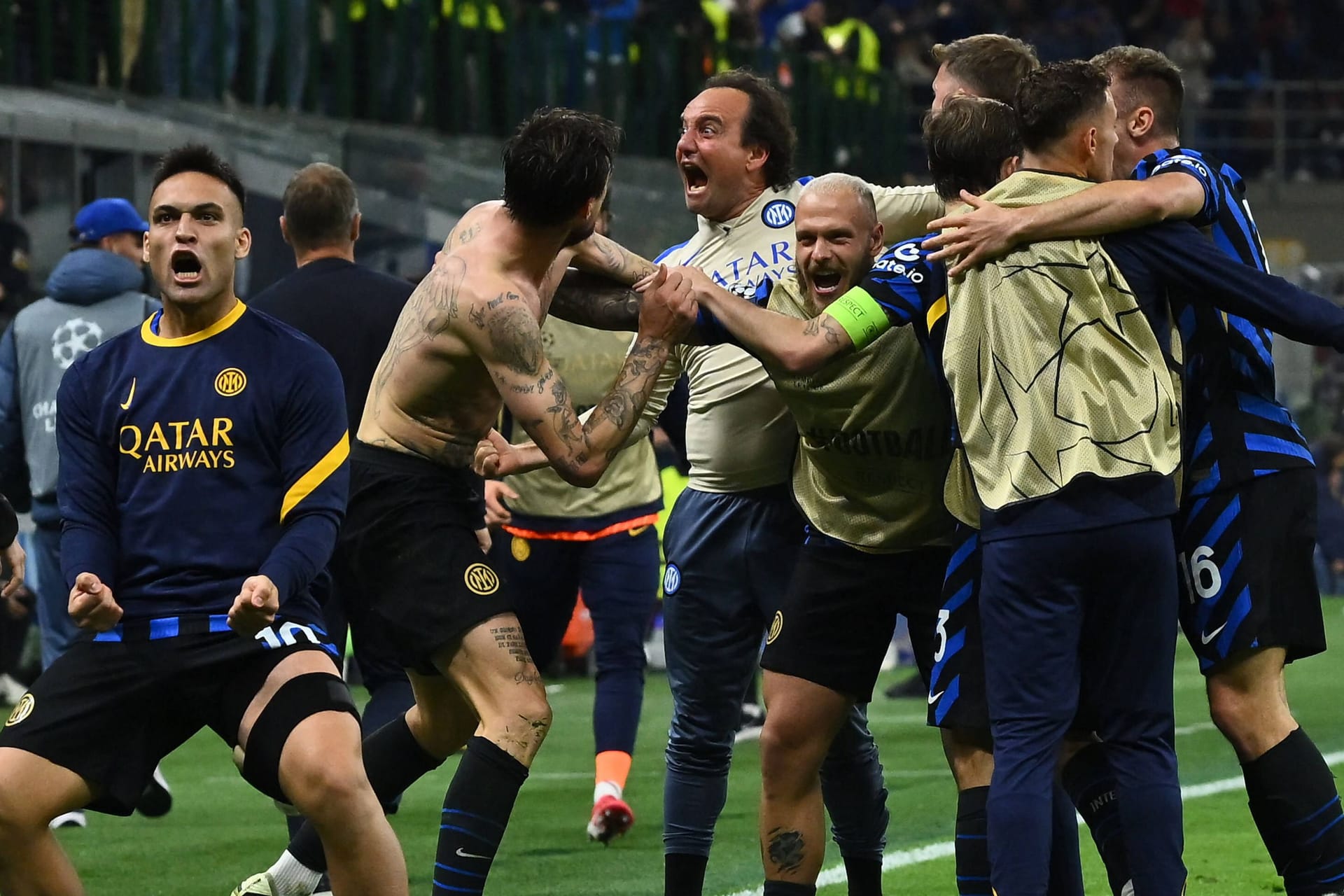Inter Mailand feiert den späten Ausgleich zum 3:3 durch Francesco Acerbi.