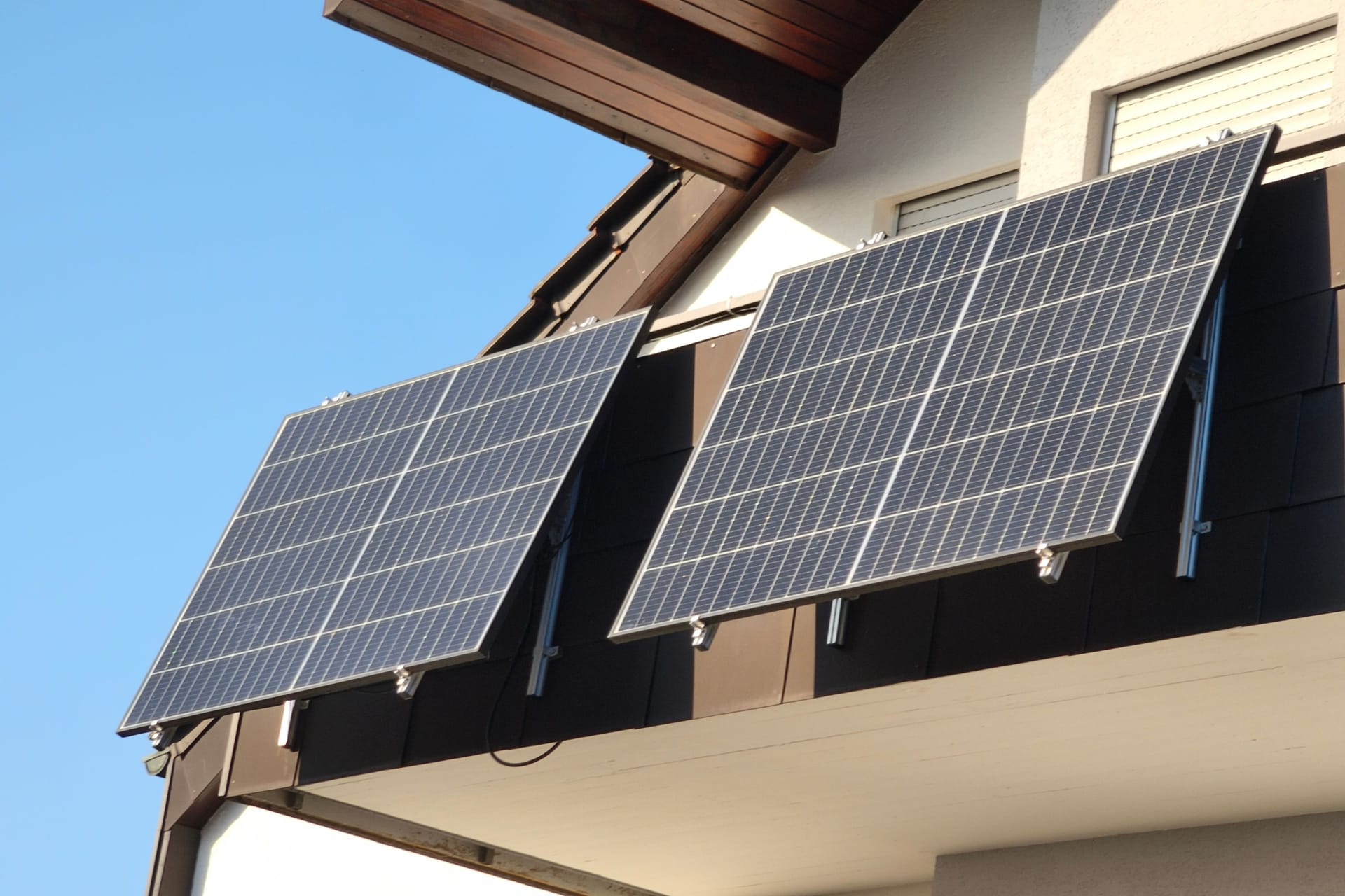 Ein Balkonkraftwerk: Mit der Mini-Solaranlage lässt sich die Stromrechnung reduzieren.