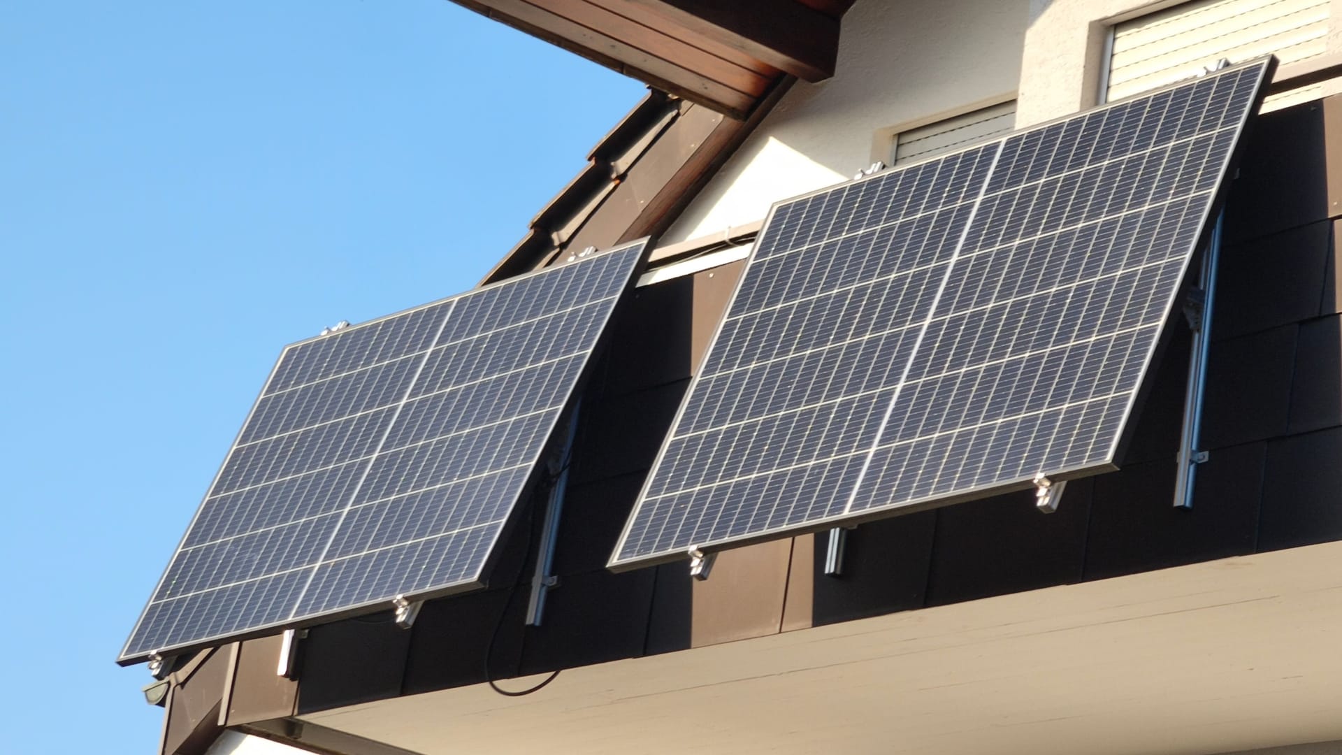 Ein Balkonkraftwerk: Mit der Mini-Solaranlage lässt sich die Stromrechnung reduzieren.