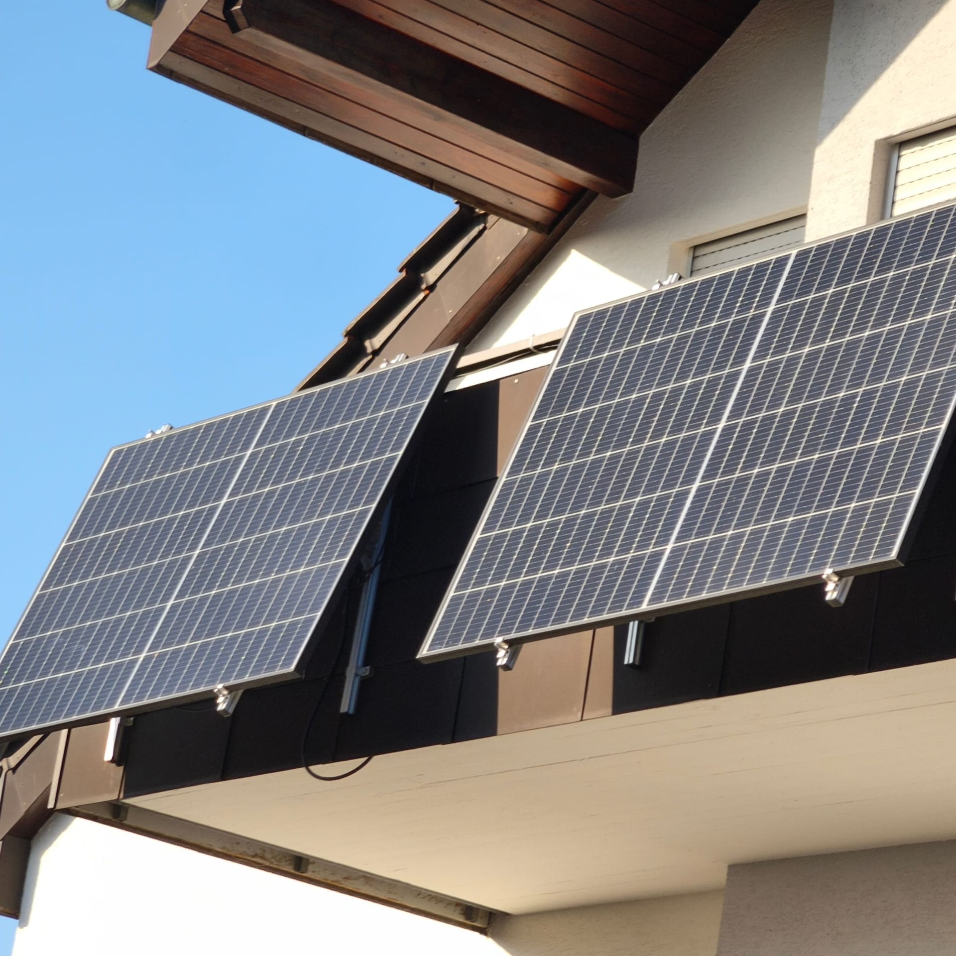 Ein Balkonkraftwerk: Mit der Mini-Solaranlage lässt sich die Stromrechnung reduzieren.