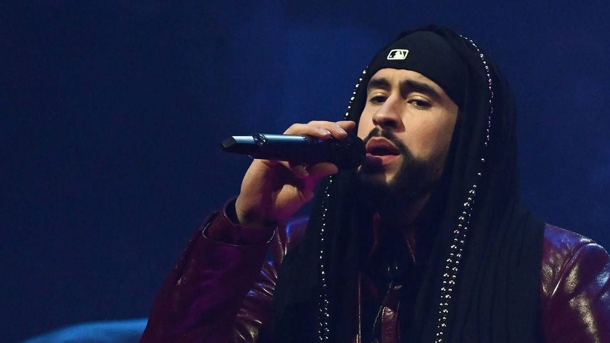 Bad Bunny bei einem Auftritt (Archivfoto): In Düsseldorf wollen ihn Zehntausende sehen – und sind auch zu hohen Preisen bereit.