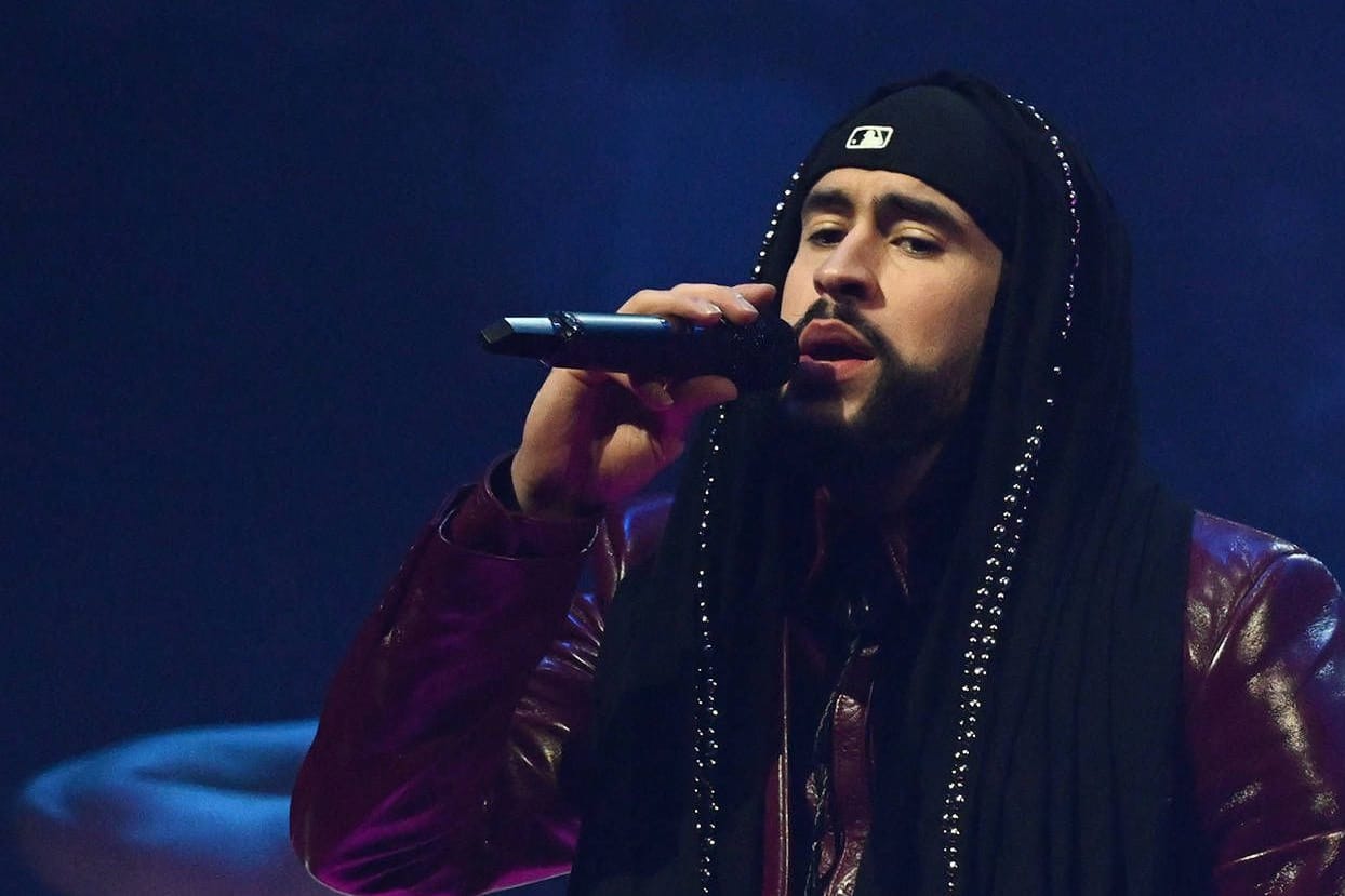 Bad Bunny bei einem Auftritt (Archivfoto): In Düsseldorf wollen ihn Zehntausende sehen – und sind auch zu hohen Preisen bereit.