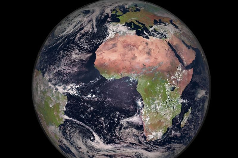 Die Erde aus dem All: Deutschlands Ressourcenverbrauch bedroht die globale Balance.