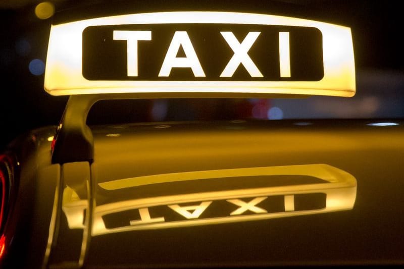 Ein Taxifahrer ohne Fahrerlaubnis ist von der Polizei in Ostsachsen erwischt worden (Symbolbild).