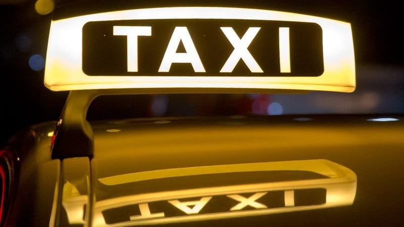 Ein Taxifahrer ohne Fahrerlaubnis ist von der Polizei in Ostsachsen erwischt worden (Symbolbild).