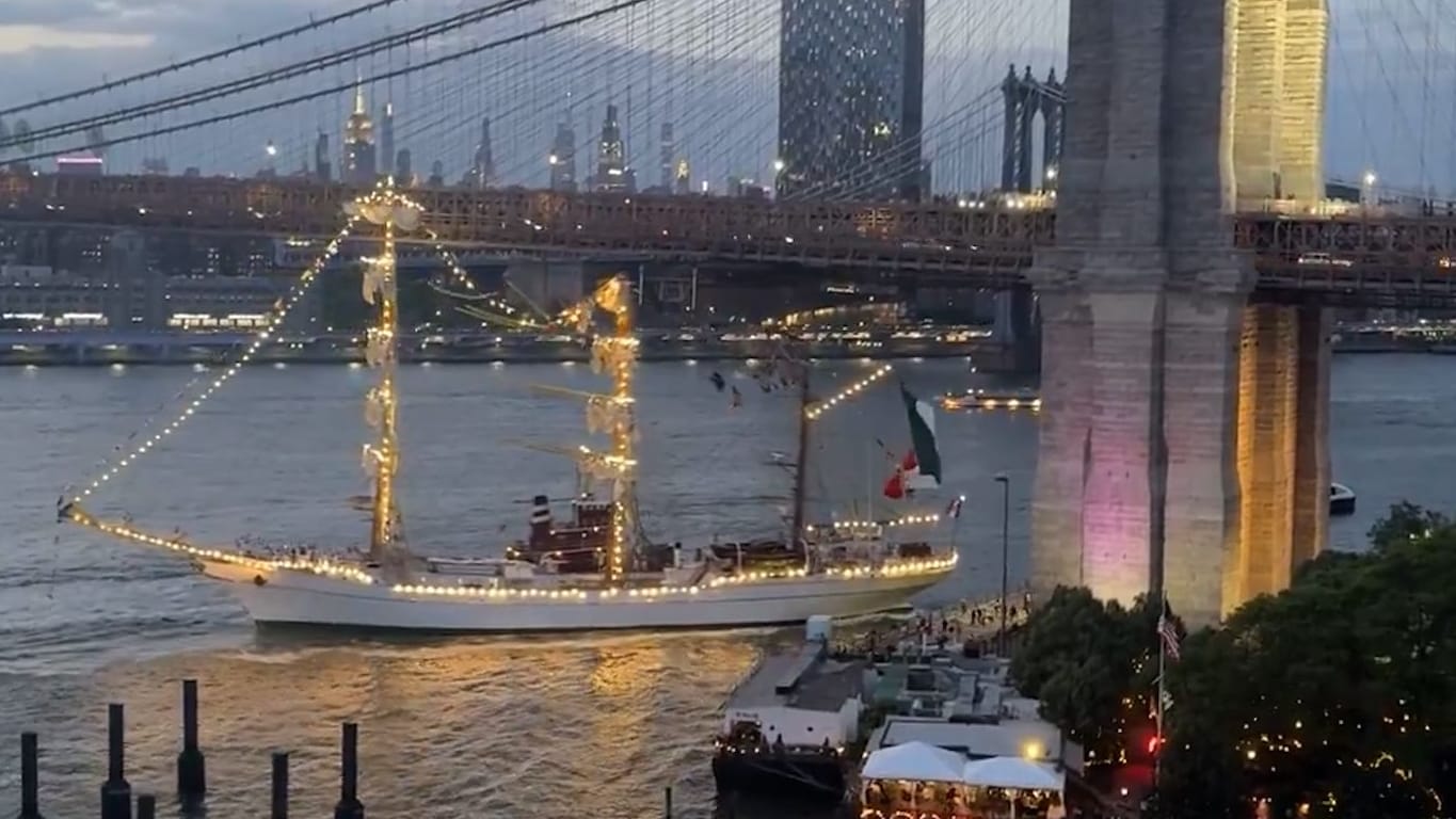 New York: Vor den Augen zahlreicher entsetzter Passanten hat ein Segelschulschiff der mexikanischen Marine die weltberühmte Brooklyn Bridge in New York gerammt.