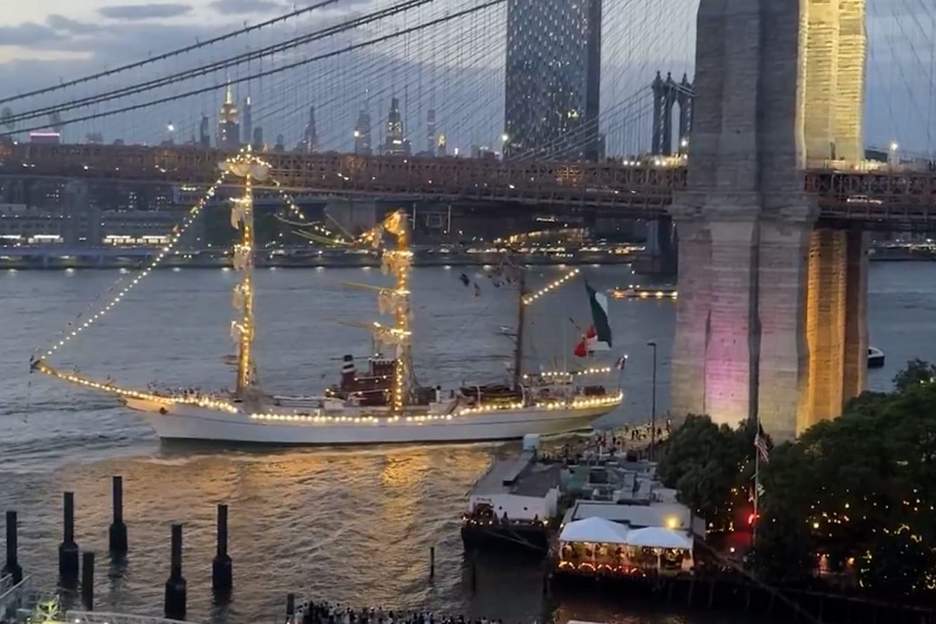 New York: Vor den Augen zahlreicher entsetzter Passanten hat ein Segelschulschiff der mexikanischen Marine die weltberühmte Brooklyn Bridge in New York gerammt.