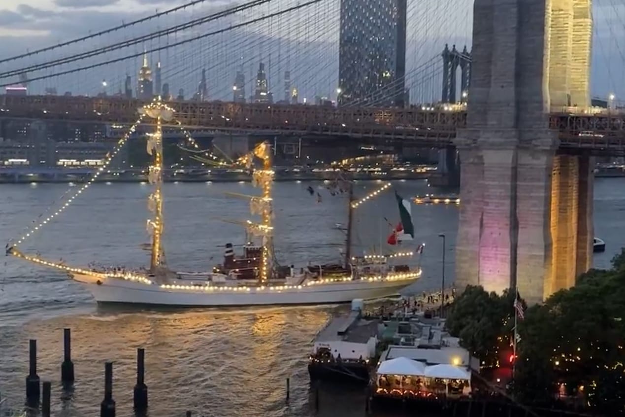 New York: Vor den Augen zahlreicher entsetzter Passanten hat ein Segelschulschiff der mexikanischen Marine die weltberühmte Brooklyn Bridge in New York gerammt. New York: Vor den Augen zahlreicher entsetzter Passanten hat ein Segelschulschiff der mexikanischen Marine die weltberühmte Brooklyn Bridge in New York gerammt.