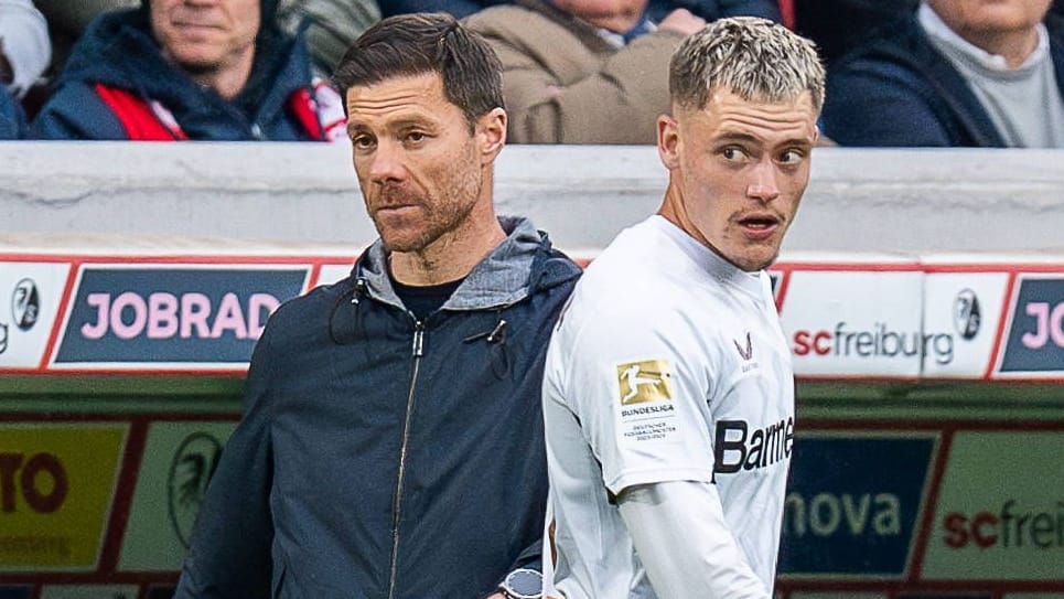 Ratlos im Spiel beim SCF: Leverkusen-Trainer Alonso (li.) und -Spieler Wirtz.