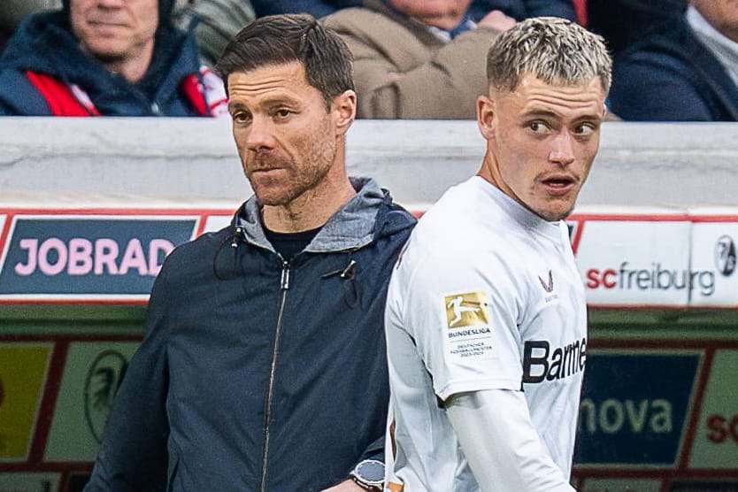 Ratlos im Spiel beim SCF: Leverkusen-Trainer Alonso (li.) und -Spieler Wirtz.