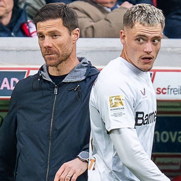 Ratlos im Spiel beim SCF: Leverkusen-Trainer Alonso (li.) und -Spieler Wirtz.