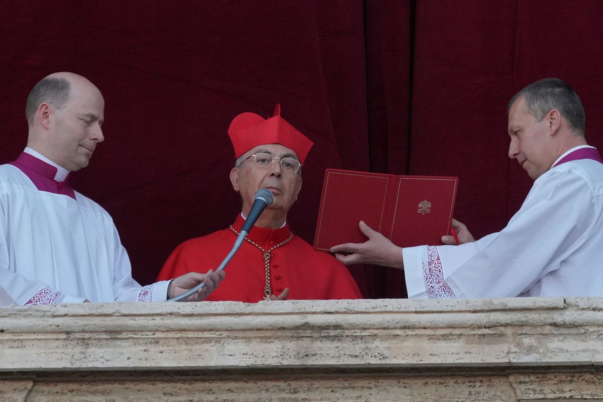 Kardinal Dominique Mamberti verkündet, wer neuer Papst ist – allerdings ist er nur schwer zu verstehen.