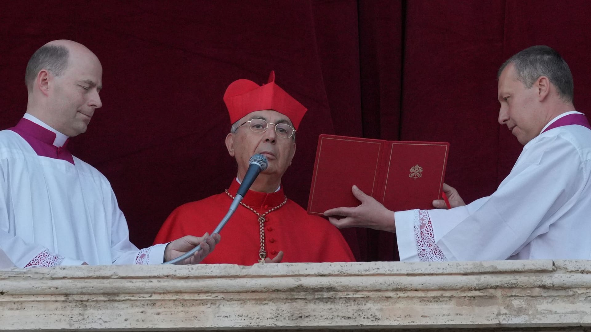 Kardinal Dominique Mamberti verkündet, wer neuer Papst ist – allerdings ist er nur schwer zu verstehen.