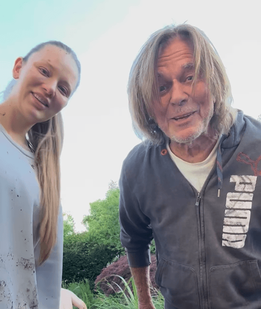 Jürgen Drews baut mit seiner Tochter Joelina den Garten um.