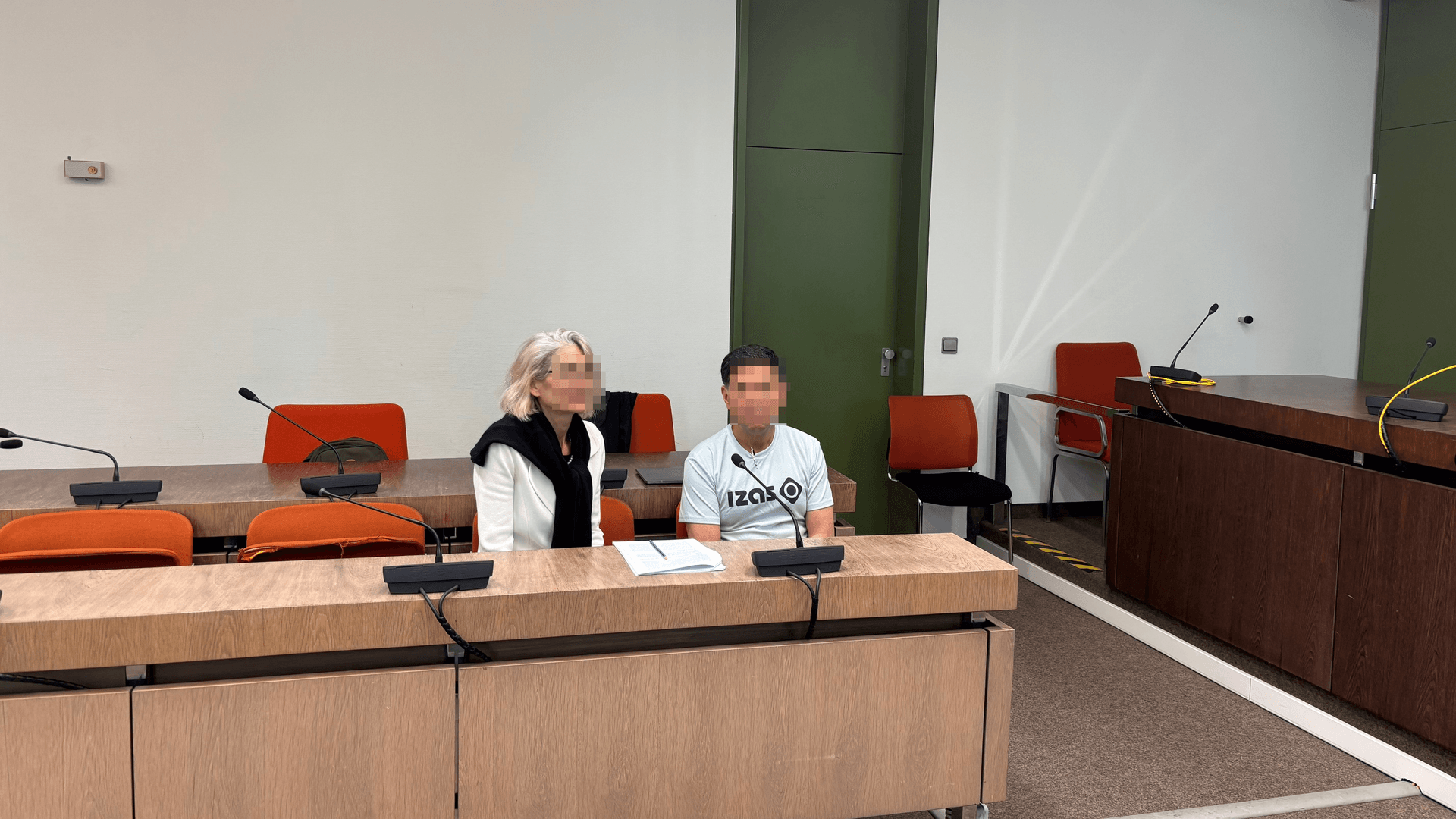 Der Angeklagte (rechts) mit seiner Dolmetscherin: Der Kolumbianer hat die Tat in München vor Gericht gestanden.