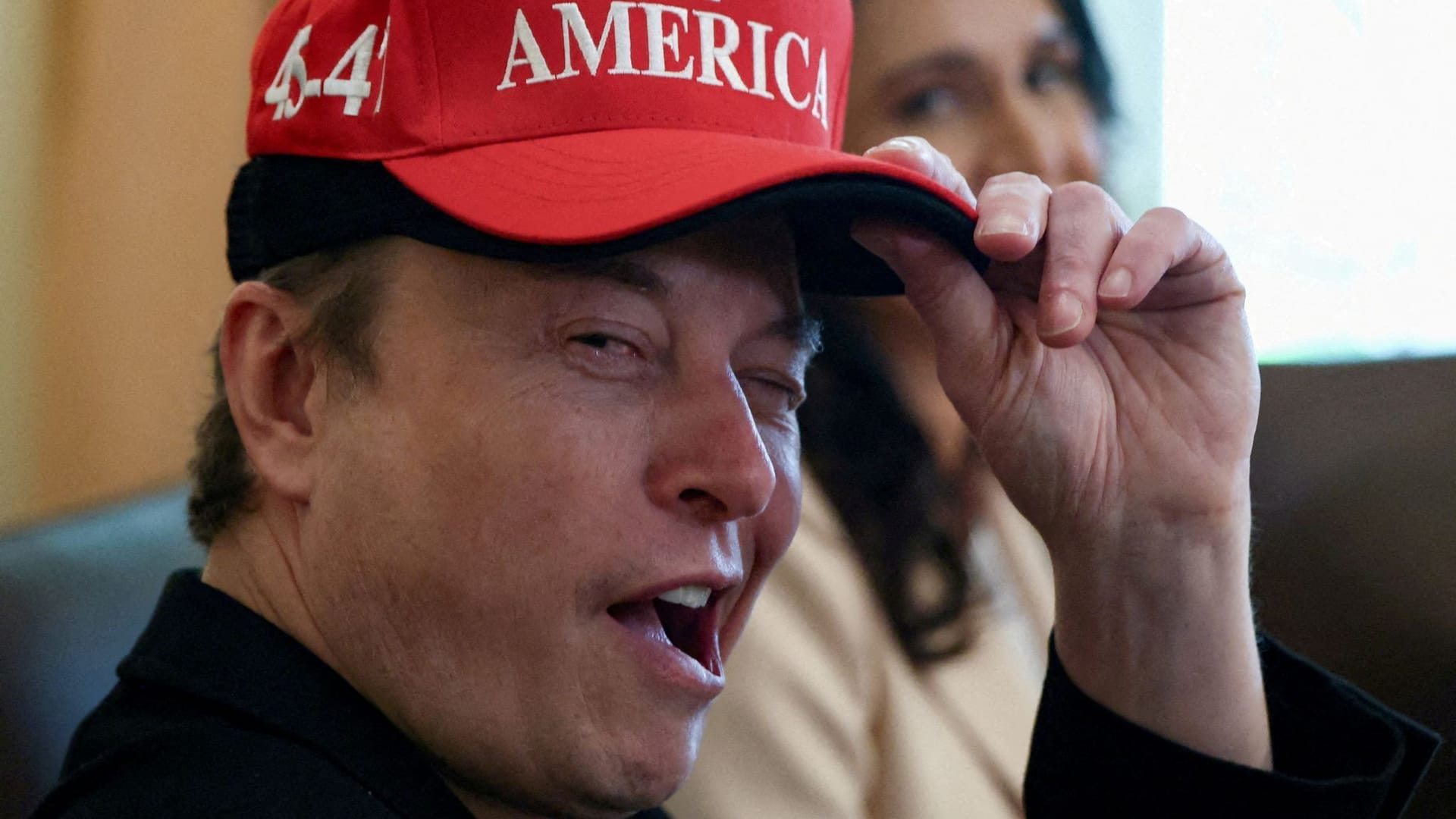 Elon Musk lässt auf seiner Social-Media-Plattform X massenhaft Fake News verbreiten.