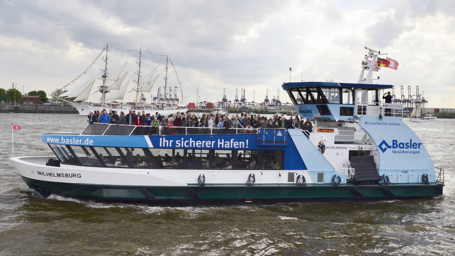 Eine Fähre auf der Elbe (Archivbild): Zum Hafengeburtstag kommt es wegen Sperrungen zu Ausfällen und Einschränkungen. Eine Fähre auf der Elbe (Archivbild): Zum Hafengeburtstag kommt es wegen Sperrungen zu Ausfällen und Einschränkungen.