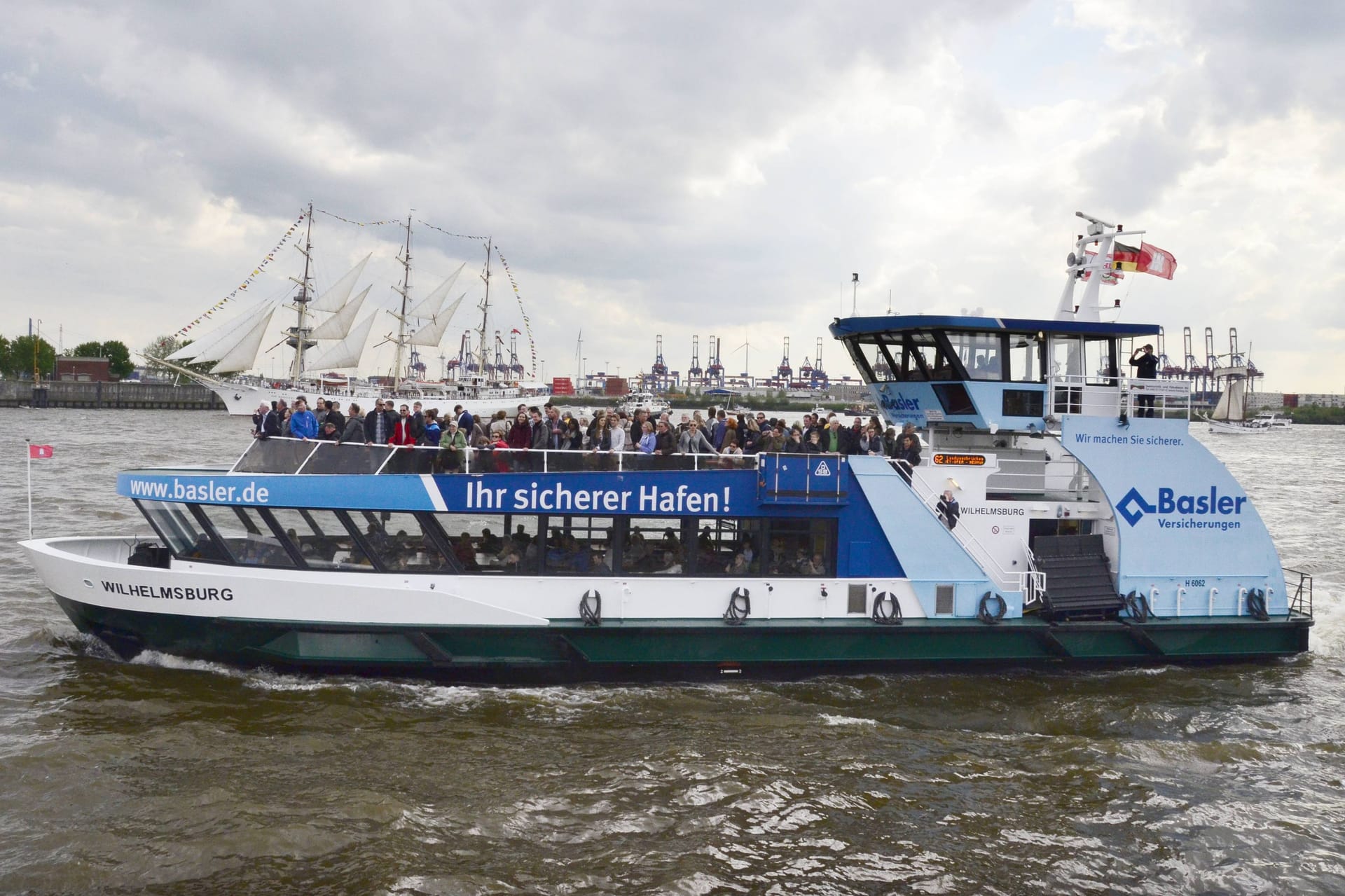Eine Fähre auf der Elbe (Archivbild): Zum Hafengeburtstag kommt es wegen Sperrungen zu Ausfällen und Einschränkungen.