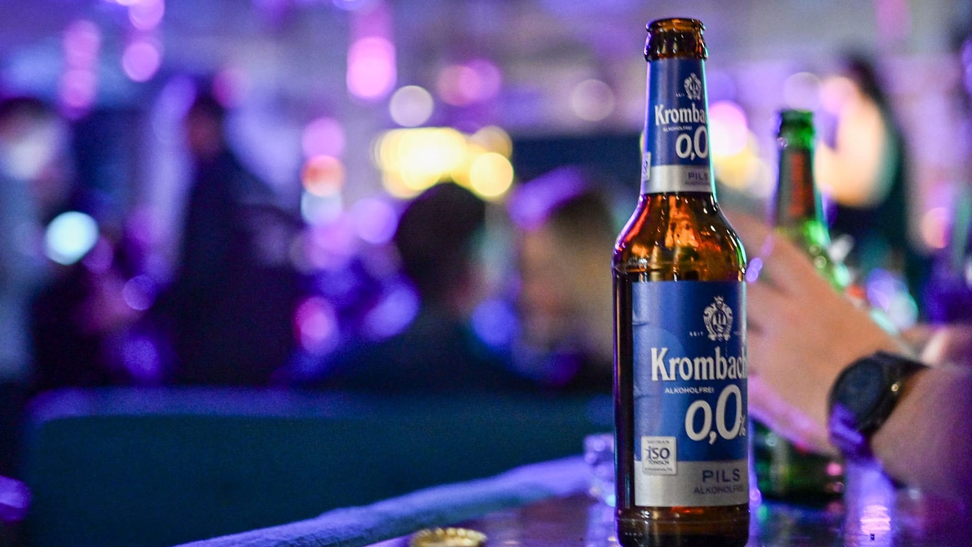 Alkoholfreies Bier bei einer Party Alkoholfreies Bier bei einer Party