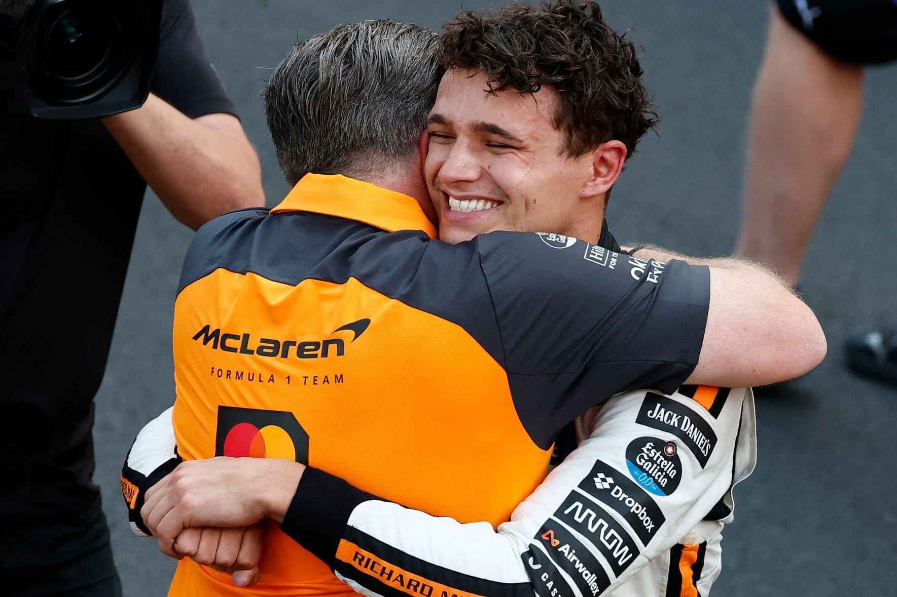 Erster Erfolg in Monaco: Lando Norris (r.) wird von McLaren-Teamchef Zak Brown geherzt.