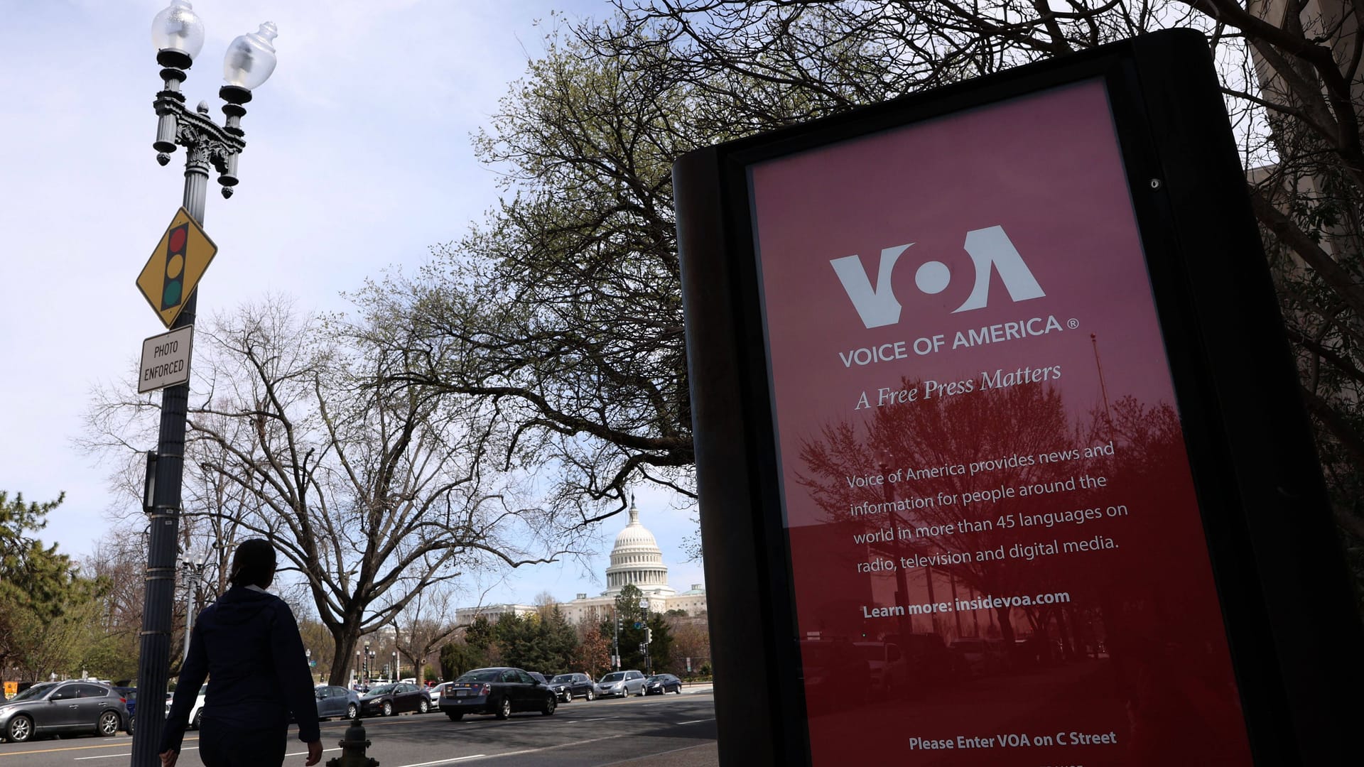 Ein Werbeplakat für den US-Sender VOA: Ein Berufungsgericht bestätigte die Schließung des staatlich finanzierten Senders. (Archivbild) Ein Werbeplakat für den US-Sender VOA: Ein Berufungsgericht bestätigte die Schließung des staatlich finanzierten Senders. (Archivbild)