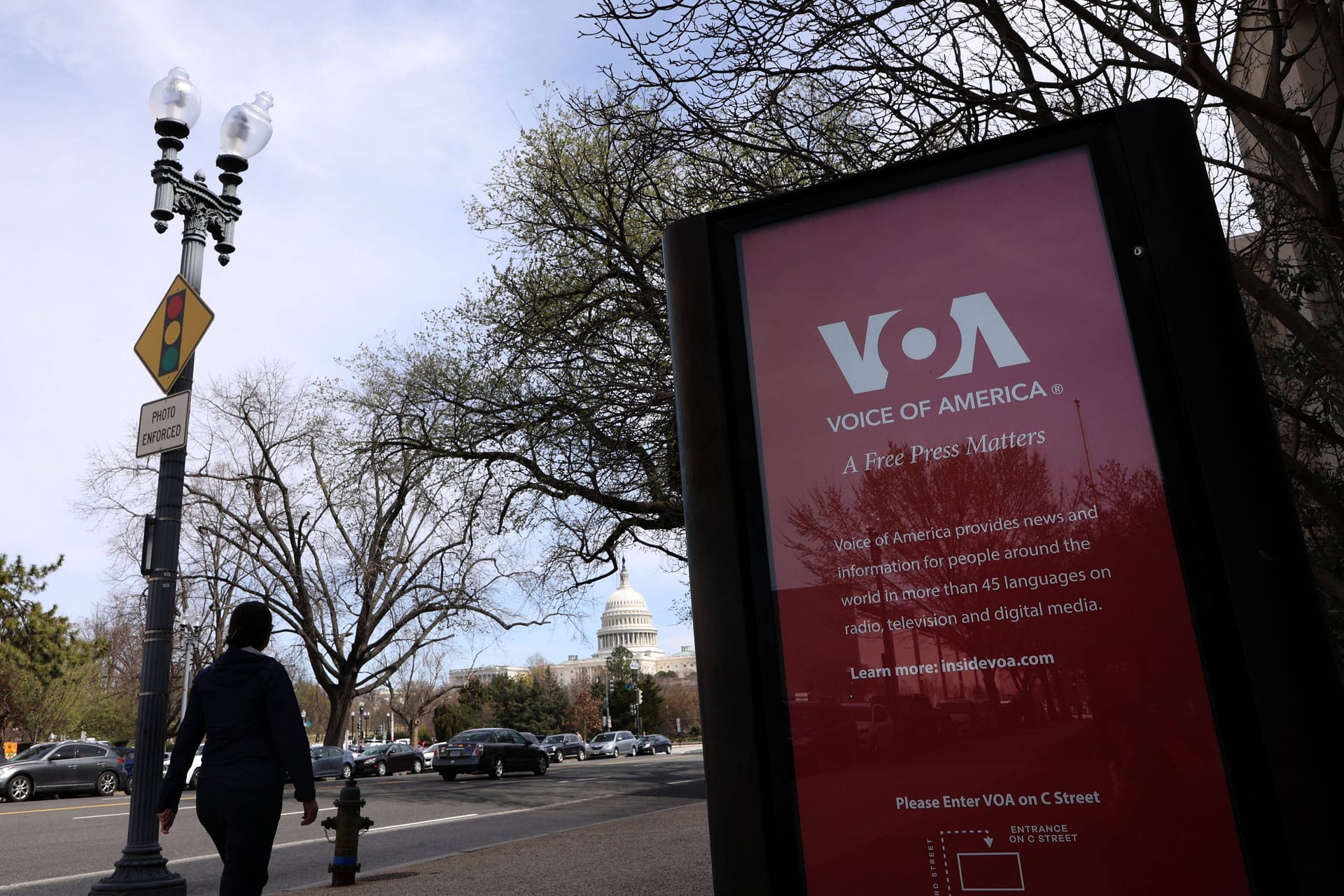 Ein Werbeplakat für den US-Sender VOA: Ein Berufungsgericht bestätigte die Schließung des staatlich finanzierten Senders. (Archivbild)