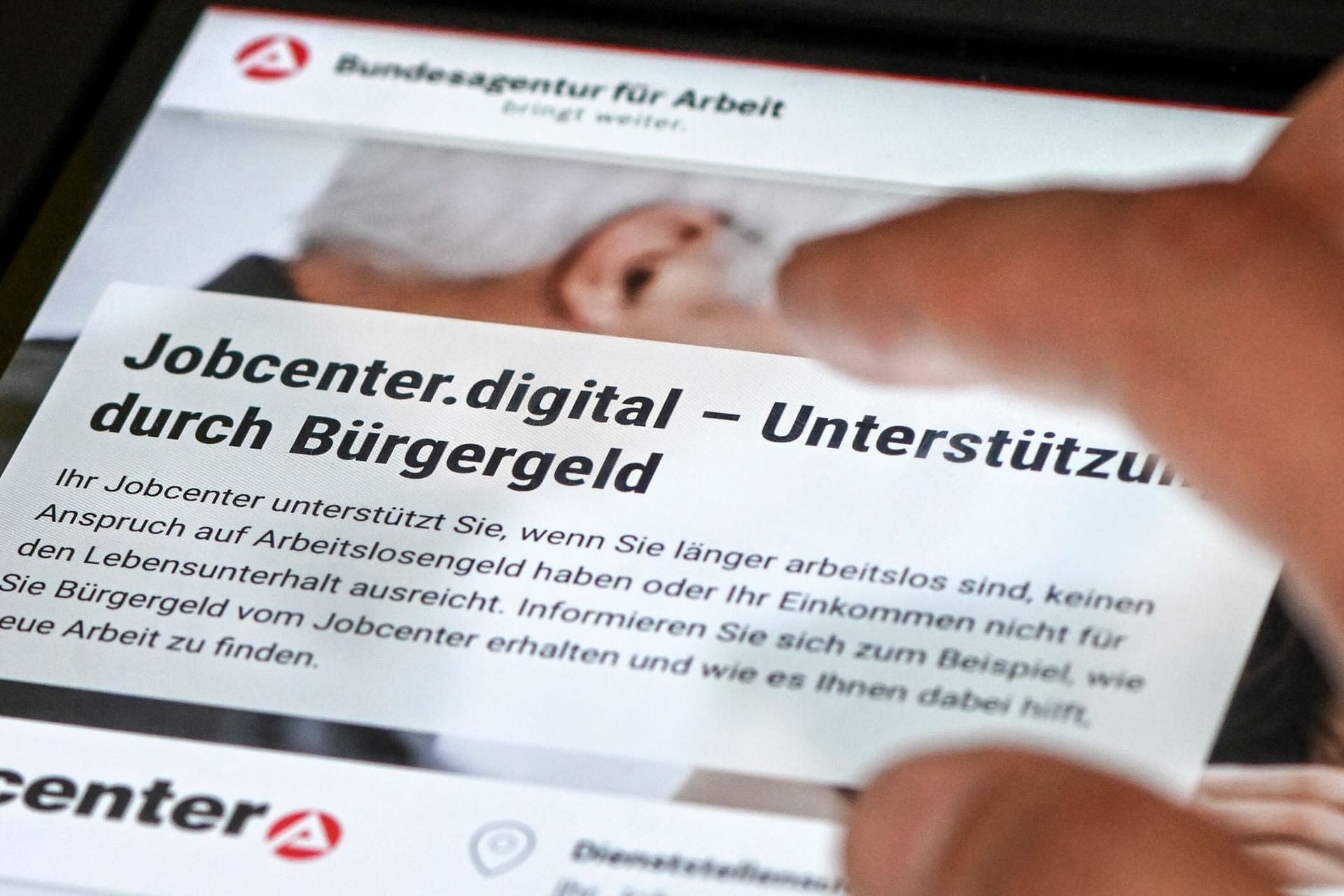 Bürgergeldantrag im Jobcenter auf einem Tablet Bürgergeldantrag im Jobcenter auf einem Tablet