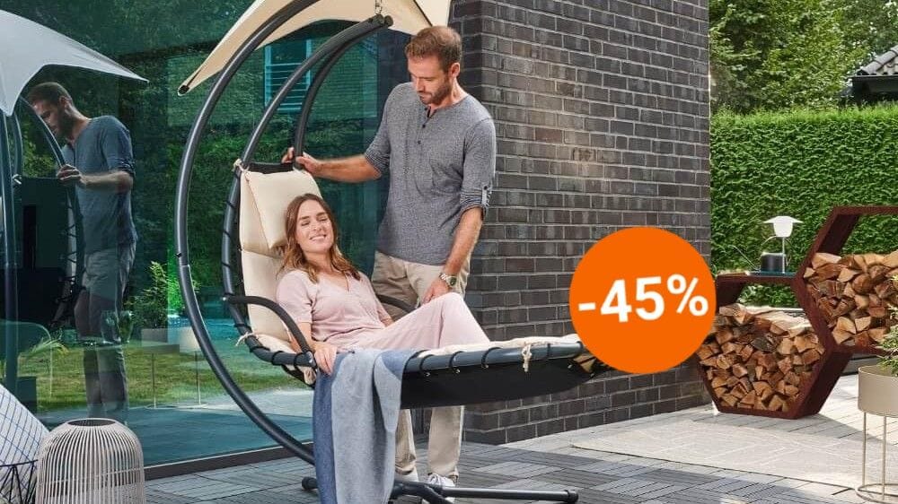 Mit einer Schwebeliege verbringen Sie entspannte Stunden im Garten. Bei Aldi ist heute ein Modell zum Rekordpreis im Angebot.