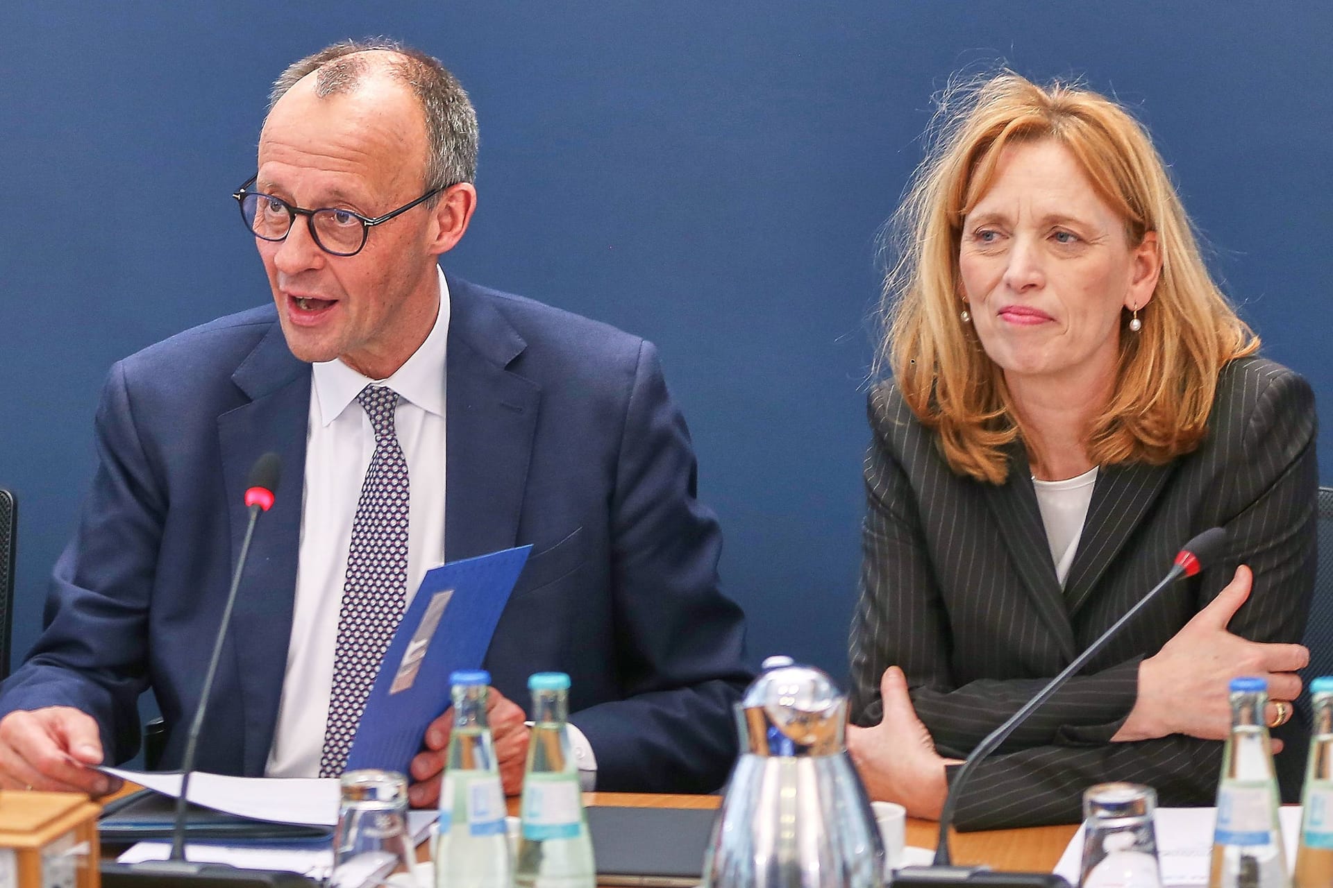 Karin Prien (rechts) und Friedrich Merz: Die CDU-Bundesvize gilt als eine der profiliertesten Bildungspolitikerinnen in der Union.